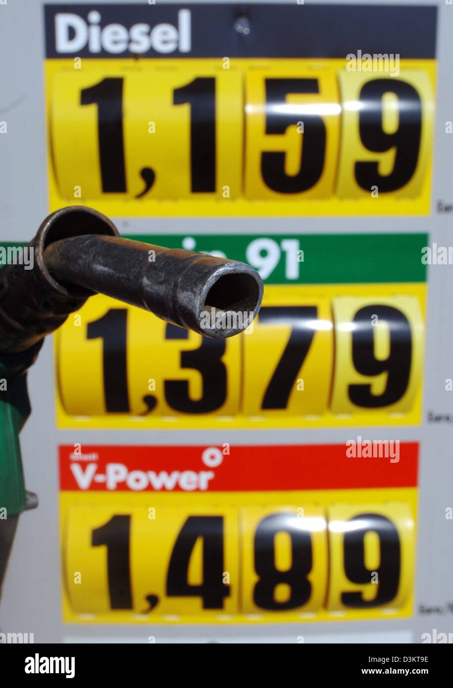 Dpa) - un rubinetto benzina è raffigurato nella parte anteriore di un prezzo  visualizzare in corrispondenza di una stazione di benzina ad Amburgo,  Germania, giovedì, 01 settembre 2005. Una benzina senza precedenti