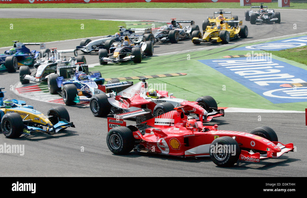 Il tedesco pilota di Formula Uno Michael Schumacher della Ferrari manzi la sua auto attraverso il primo shicane dopo la partenza del Gran Premio d'Italia in occasione del Gran Premio d'Italia via Italia a Monza, domenica 04 settembre 2005. Foto Stock
