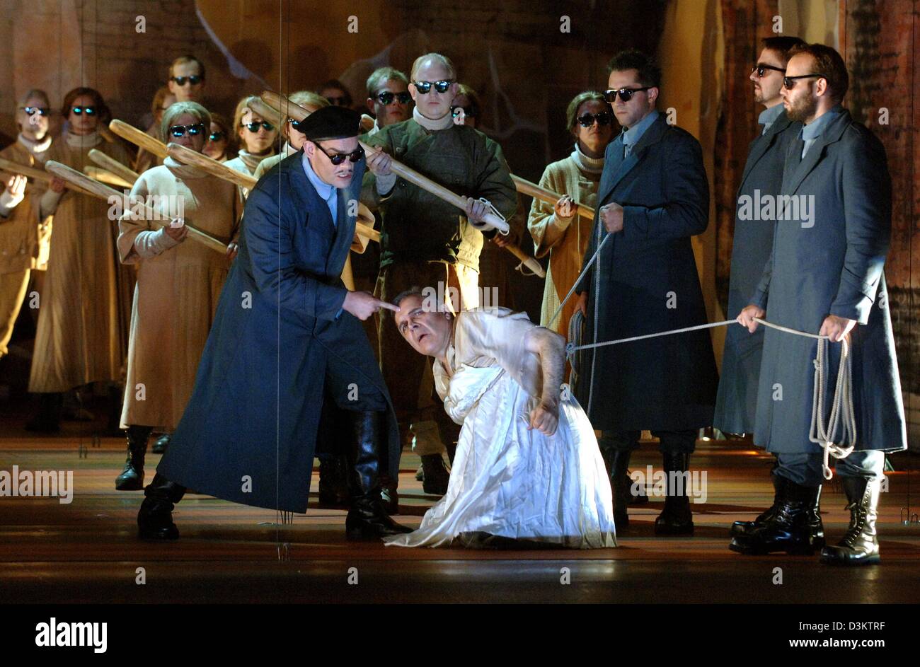 (Dpa) - l'immagine mostra Michael Tews anteriore (L) come Mandel e Richard Salter (C) come magistrato durante una prova di Philip Glass' opera "Aspettando i barbari' in scena a Erfurt, Germania, 6 settembre 2005. Diretto da Guy Montavon e condotta da Dennis Russel Davies opere premiere mondiale sarà di scena a Erfurt il 10 settembre 2005. L'opera è basata sul Premio Nobel Foto Stock