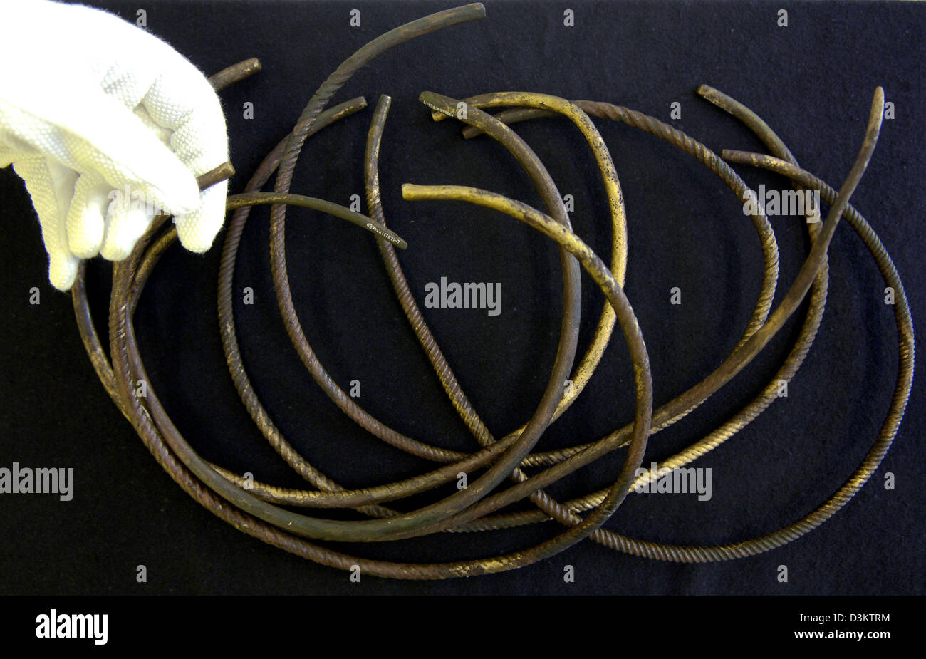 (Dpa) - Sette torcs dalla più giovane età del Bronzo (1.000-800 b.C.) sono presentati nel corso di una conferenza stampa a Leipzig, Germania, mercoledì 07 settembre 2005. Il torcs sono state scoperte durante i lavori di scavo a Lipsia il 22 luglio 2005. Foto: Peter Endig Foto Stock