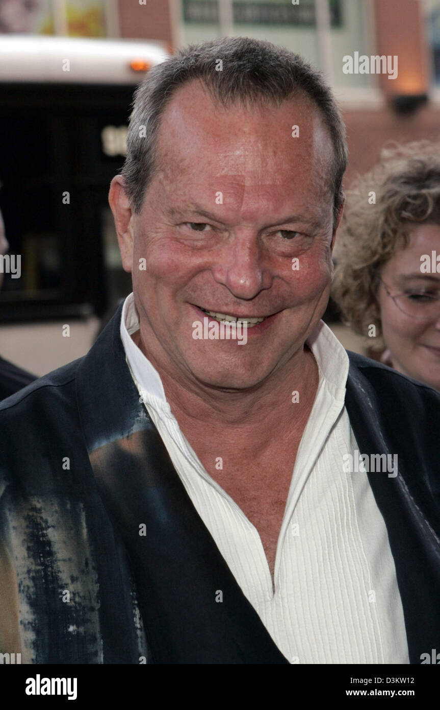 (Dpa) - British film il regista Terry Gilliam sorrisi come egli arriva per la premiere del suo nuovo film " Estuario " al trentesimo festival internazionale del Film di Toronto, Canada, 09 settembre 2005. Foto Boesl Hubert Foto Stock