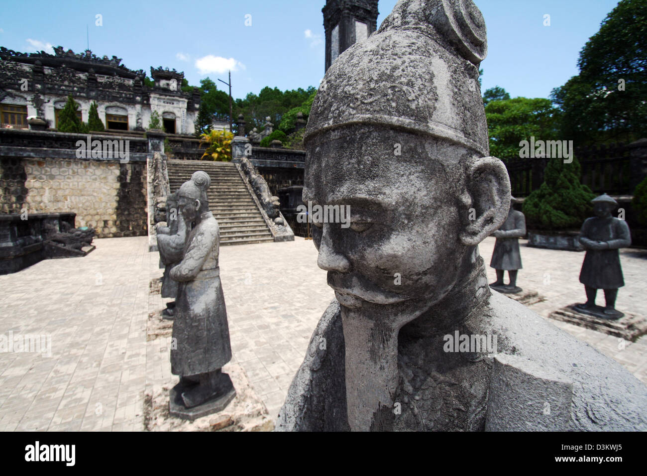 Statue presso la tomba dell'Imperatore Khai Dinh, tonalità, Vietnam Foto Stock