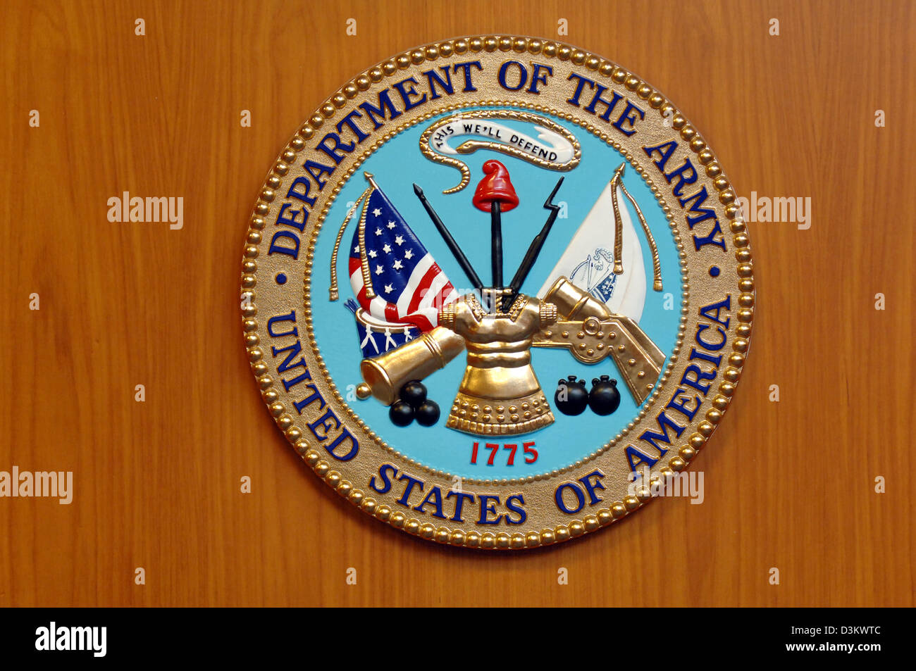 (Dpa) - l'immagine mostra l'emblema del Dipartimento dell'esercito a noi ambasciata americana a Berlino, Germania, 06 settembre 2005. Foto: Tim Brakemeier Foto Stock