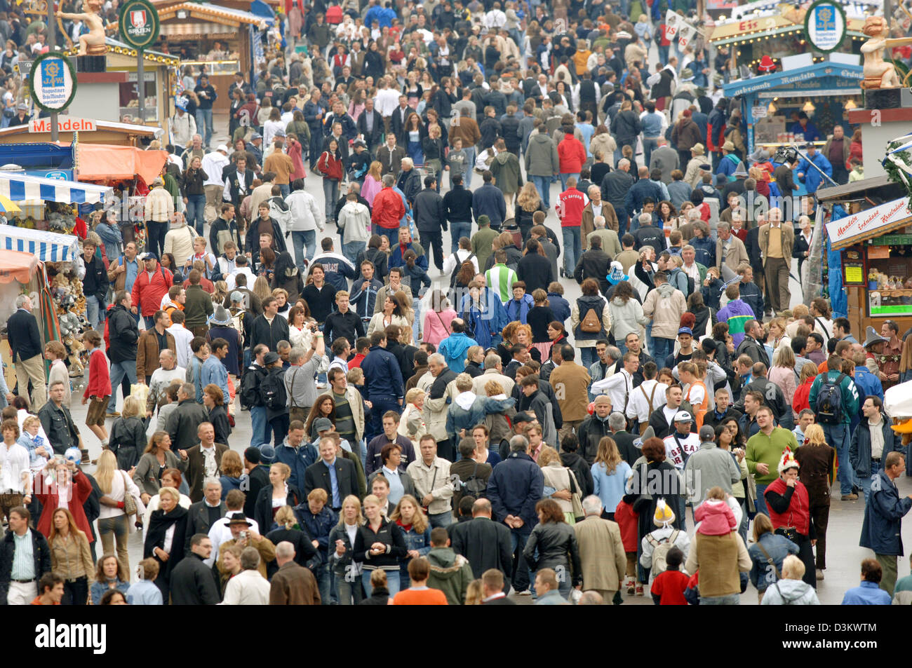 (Dpa) - Una grande folla di persone si mescolano passano le gabbie all'172nd ottobre festa della birra a Monaco di Baviera, in Germania, sabato, 17 settembre 2005. La cosiddetta 'Wies'n' è il più grande folk abd del festival della birra nel mondo che sta andando a correre per i prossimi 17 giorni, con una previsione di sei milioni di visitatori. Foto: Frank Leonhardt Foto Stock