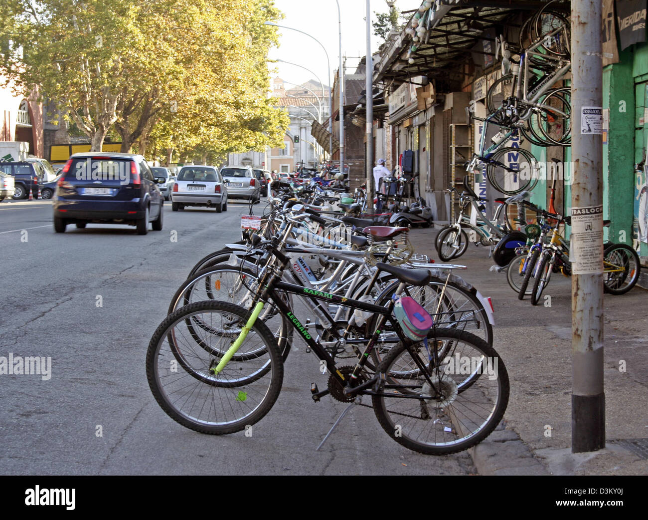 Dpa) - l'immagine mostra un negozio di biciclette nel quartiere di Porta  Portese a Roma, Italia, 16 settembre 2005. Foto: Lars Halbauer Foto stock -  Alamy