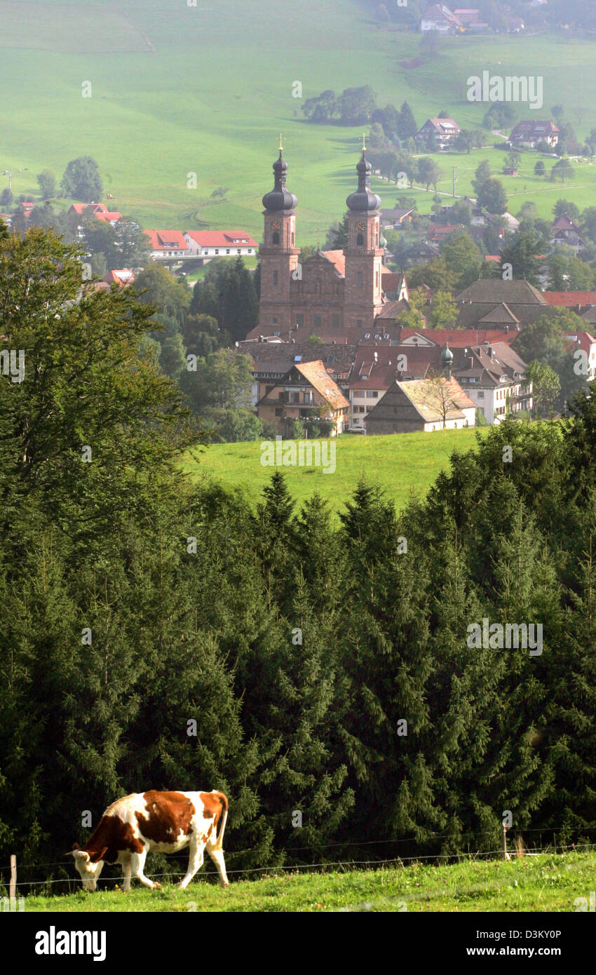 (Dpa) - Una vista del pittoresco villaggio di San Pietro nella regione della Foresta Nera in Germania, 15 settembre 2005. Situato al centro del villaggio, l'antico monastero benedettino con due guglie. Foto: Patrick Seeger Foto Stock