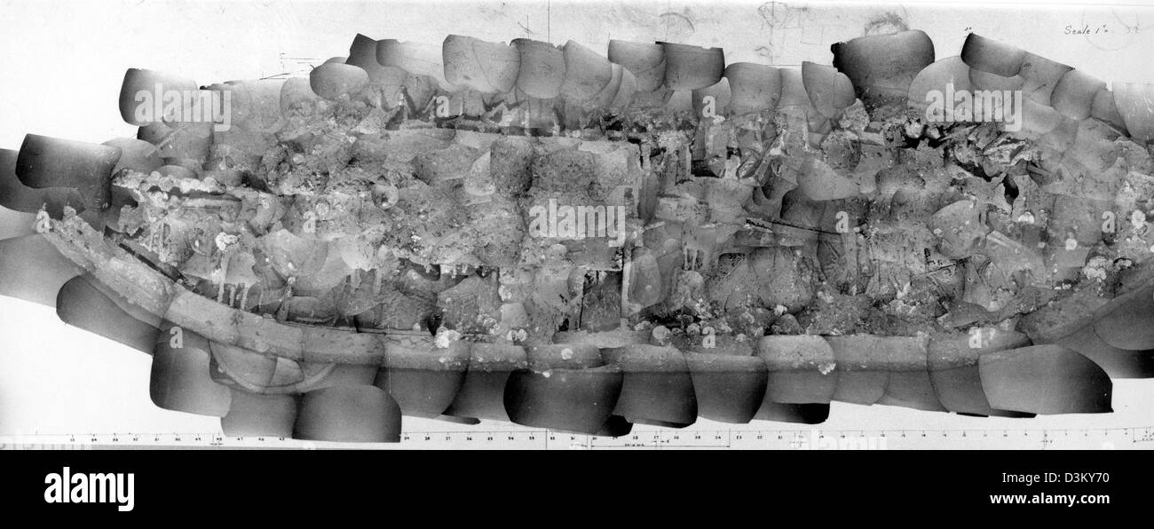Un mosaico fotografico della corazzata nave da guerra USS Monitor composto da singole fotografie scattate dalla nave di ricerca Alcoa Seaprobe in aprile 1974, quando il monitor del relitto è stato inizialmente scoperto. Il monitor si trova in posizione rovesciata, in gravemente danneggiato, al largo di Capo Hatteras, North Carolina. In questa immagine, la prua è a destra con la sua torretta sfollati e visibile nella parte inferiore sinistra, con lo scafo in appoggio sulla sommità di esso. Foto Stock Un mosaico fotografico della corazzata nave da guerra USS Monitor composto da singole fotografie scattate dalla nave di ricerca Alcoa Seaprobe in aprile 1974, quando il monitor del relitto è stato inizialmente scoperto. Il monitor si trova in posizione rovesciata, in gravemente danneggiato, al largo di Capo Hatteras, North Carolina. In questa immagine, la prua è a destra con la sua torretta sfollati e visibile nella parte inferiore sinistra, con lo scafo in appoggio sulla sommità di esso. Foto Stock