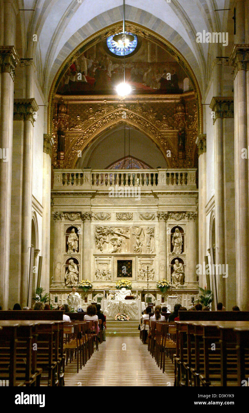 (Dpa) - l'immagine datata 27 settembre 2005 mostra il coro della Basilica di Loreto (Italia). Il piccolo paese è considerato come uno dei più importanti luoghi di pellegrinaggio. La città fa una vita da migliaia di pellegrini provenienti da tutto il mondo ogni anno. Foto: Matthias Schrader Foto Stock