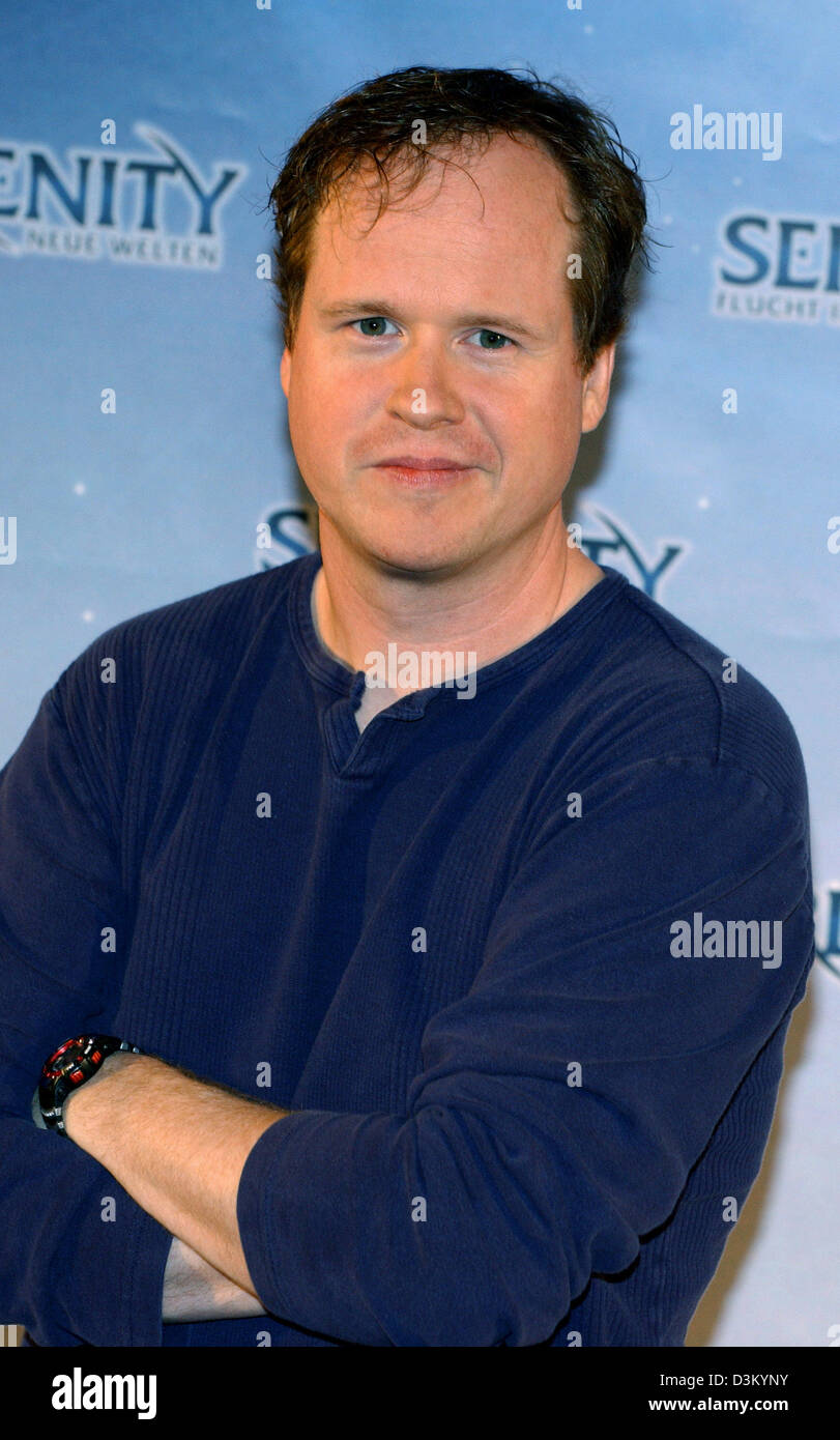 (Dpa) - Noi regista Joss Whedon arriva per lo screening del suo nuovo film, science fiction thriller 'Serenity' ad Amburgo, Germania, 07 ottobre 2005. Il film inizia al cinema in Germania dal 24 novembre 2005. Foto: Wolfgang Langenstrassen Foto Stock