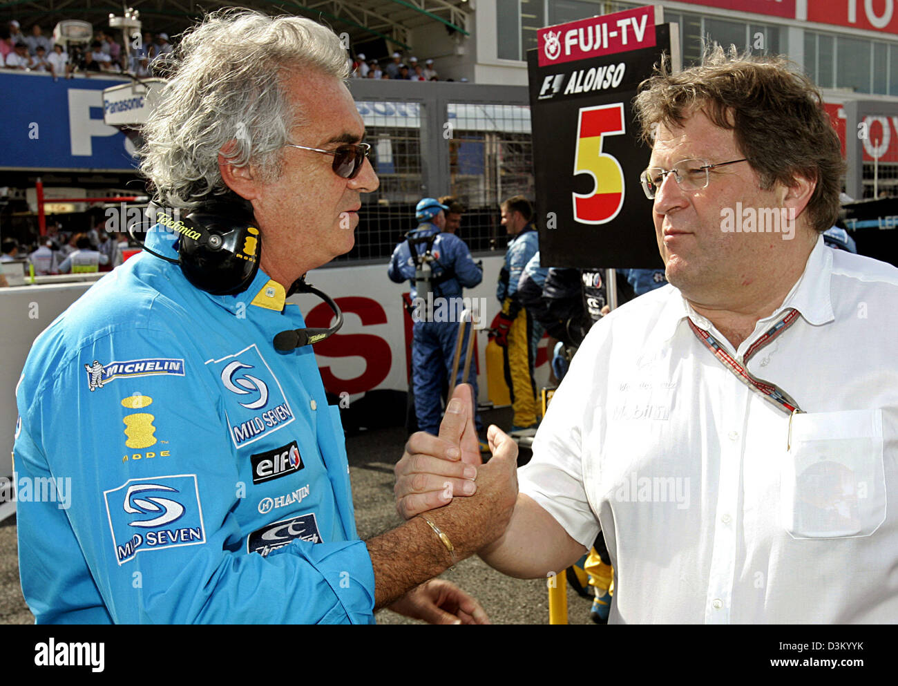 (Dpa) - capo di Mercedes Motorsport tedesco Norbert Haug (R) e team principal Renault italiano Flavio Briatore prima di chat per il Gran Premio di Formula Uno del Giappone a giapponese di F1 della pista di Suzuka, in Giappone, domenica 9 ottobre 2005. Dopo la vittoria della McLaren Mercedes di Kimi Raikkonen Reanault è leader del costruttore del campionato del mondo da due punti. Foto: Gero Breloer Foto Stock