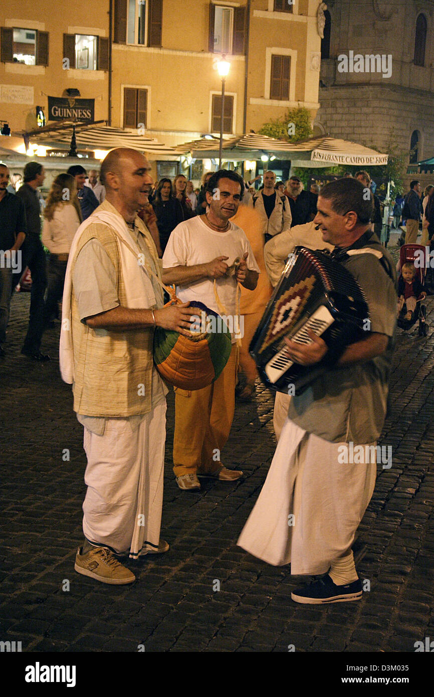 (Dpa) - Hare Krishna seguaci di riprodurre musica per le strade di Roma, Italia, 25 settembre 2005. Foto: Lars Halbauer Foto Stock