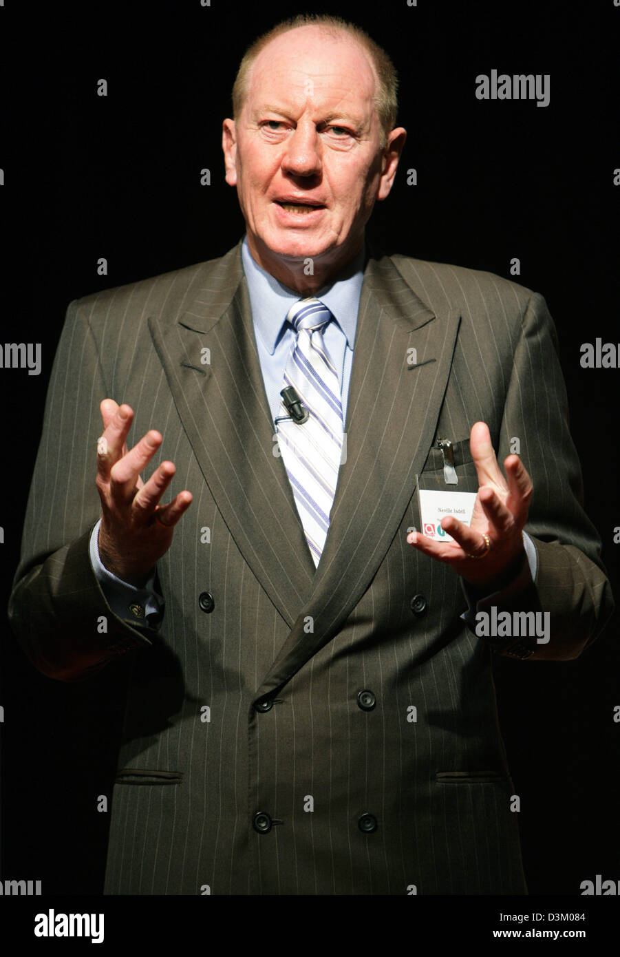 (Dpa) - l'immagine mostra Neville Isdell, CEO di The Coca Cola Company a Colonia, in Germania, 7 ottobre 2005. L'irlandese è la dodicesima CEO nella storia del soft drink azienda con sede ad Atlanta, noi. La Coca Cola è il marchio più noto del mondo. Foto: Rolf Vennenbernd Foto Stock