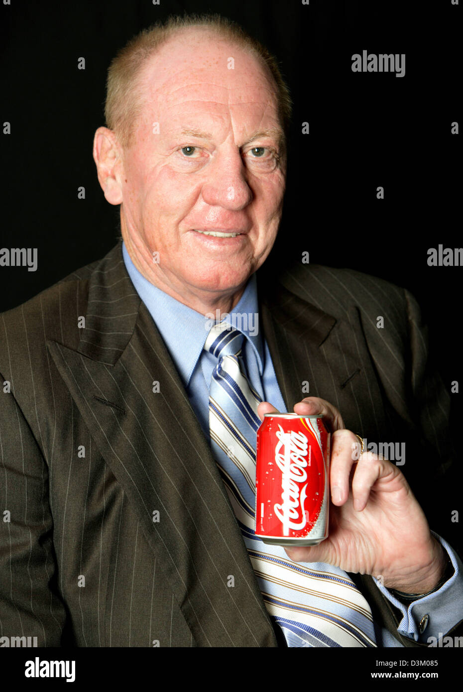 (Dpa) - l'immagine mostra Neville Isdell, CEO di The Coca Cola Company a Colonia, in Germania, 7 ottobre 2005. L'irlandese è la dodicesima CEO nella storia del soft drink azienda con sede ad Atlanta, noi. La Coca Cola è il marchio più noto del mondo. Foto: Rolf Vennenbernd Foto Stock