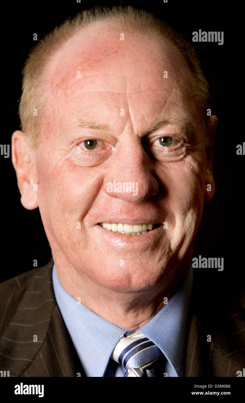 (Dpa) - l'immagine mostra Neville Isdell, CEO di The Coca Cola Company a Colonia, in Germania, 7 ottobre 2005. L'irlandese è la dodicesima CEO nella storia del soft drink azienda con sede ad Atlanta, noi. La Coca Cola è il marchio più noto del mondo. Foto: Rolf Vennenbernd Foto Stock