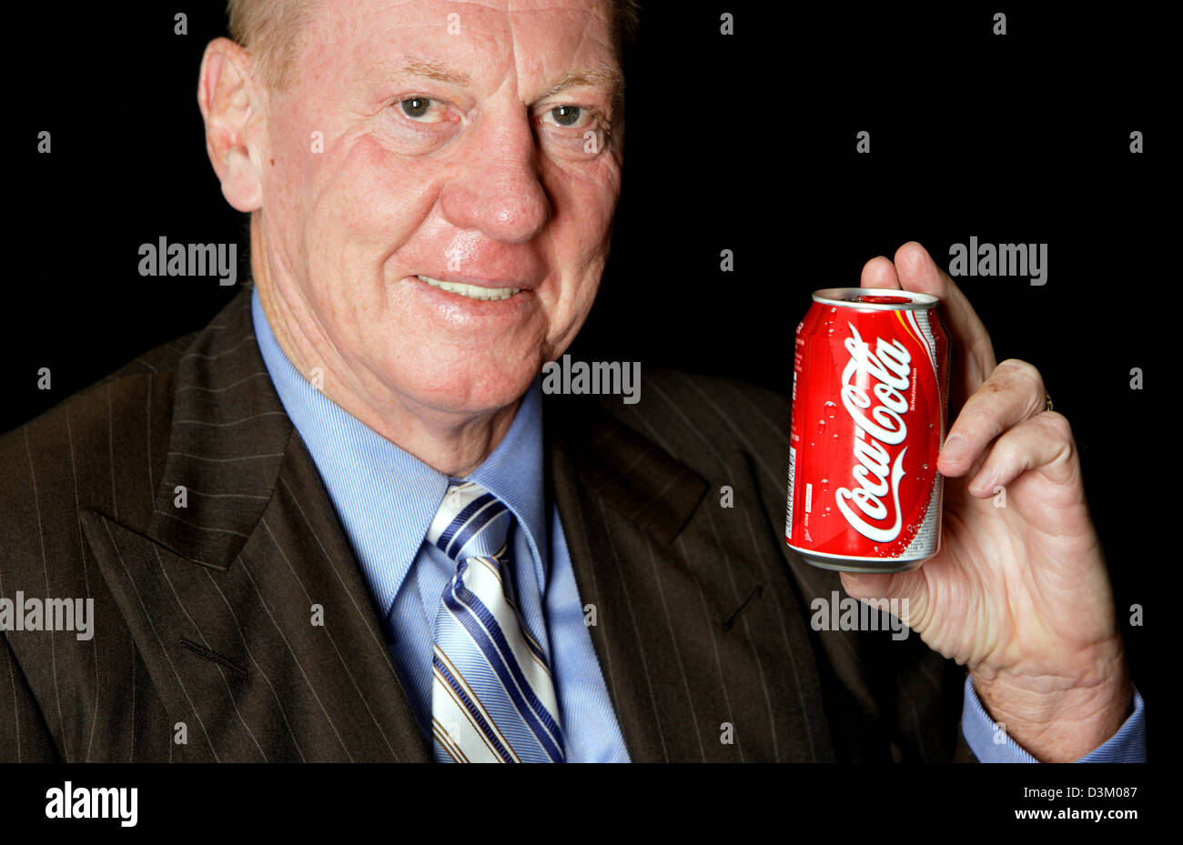 (Dpa) - l'immagine mostra Neville Isdell, CEO di The Coca Cola Company a Colonia, in Germania, 7 ottobre 2005. L'irlandese è la dodicesima CEO nella storia del soft drink azienda con sede ad Atlanta, noi. La Coca Cola è il marchio più noto del mondo. Foto: Rolf Vennenbernd Foto Stock