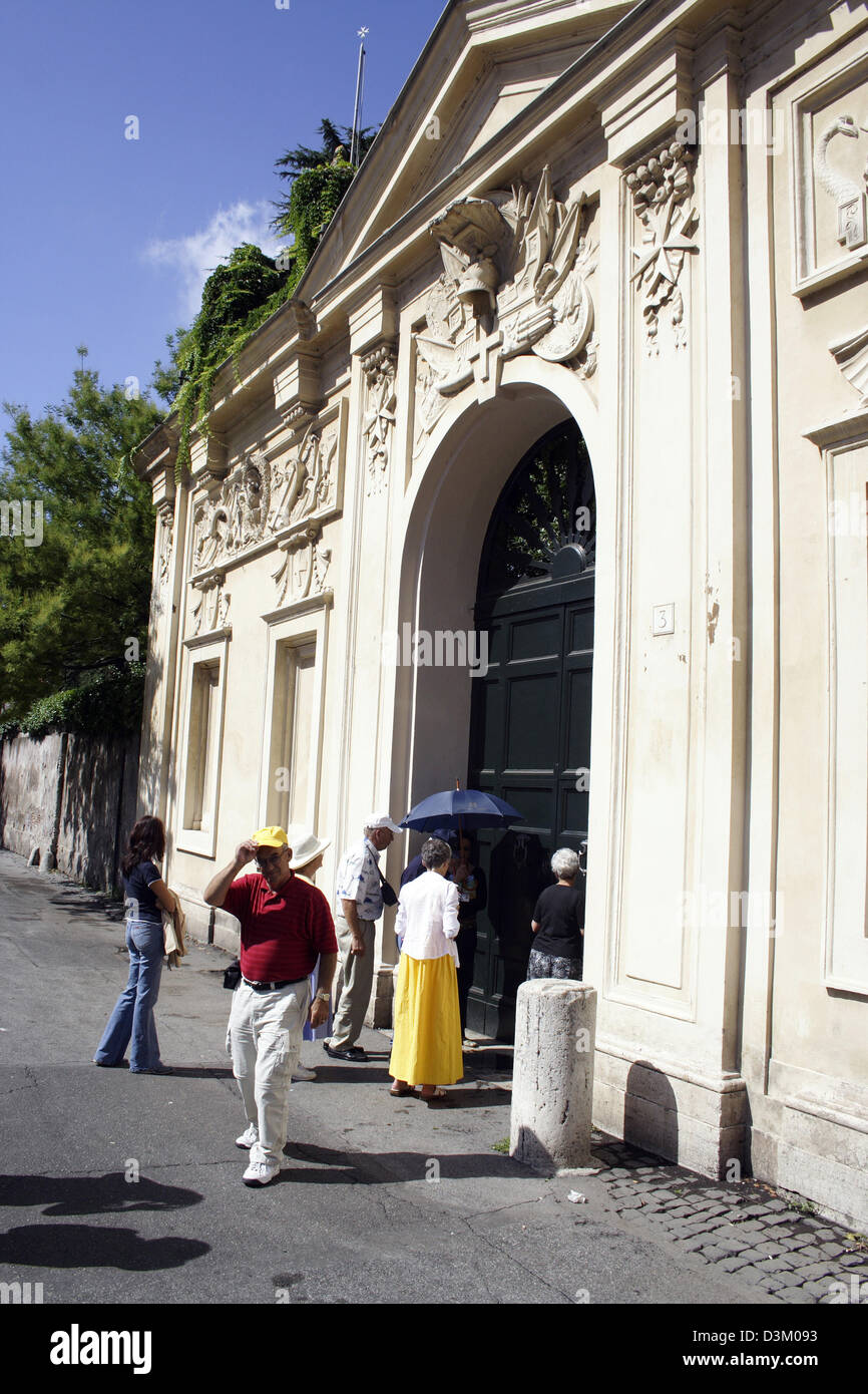 (Dpa) - l'immagine mostra l'ingresso del priorato dell Ordine di Malta a Aventin hill, Roma, Italia, 18 settembre 2005. Come Città del Vaticano, il priorato è concessa con l' extraterritorialità. Roma è stata costruita su sette colline denominato Aventin, Capitol, Esquilin, Palatin, Quirinale, Viminale e Caelius. Foto: Lars Halbaue Foto Stock