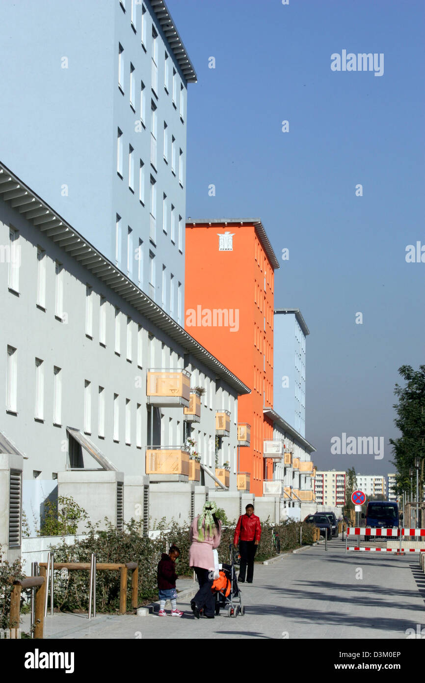 (Dpa) - l'immagine mostra moderni edifici di appartamenti a Monaco di Baviera, Germania, 12 ottobre 2005. Molte nuove zone residenziali emergono lungo la periferia nord della bavarese capitale regionale. Foto: Matthias Schrader Foto Stock