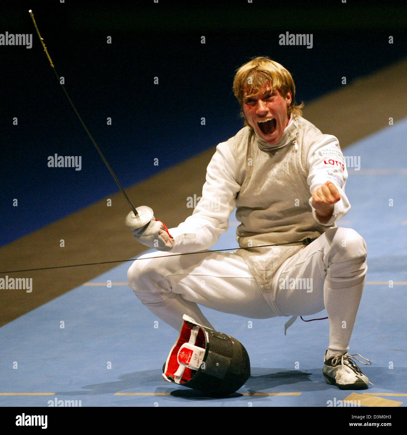 (Dpa) - Tedesco foil fencer Peter Joppich (Koblenz) cheers sulla planche presso la scherma Campionati del Mondo di Lipsia, in Germania, sabato 15 ottobre 2005. La Germania ha vinto la scherma del team per il terzo posto vs Cina 45:40 e si è guadagnato la medaglia di bronzo. Volante finale Joppich garantita la vittoria di dieci colpi in una fila. "È stato un thriller. Ihad a rischio tutti. In singles che tutto è andato per il verso sbagliato ma Foto Stock