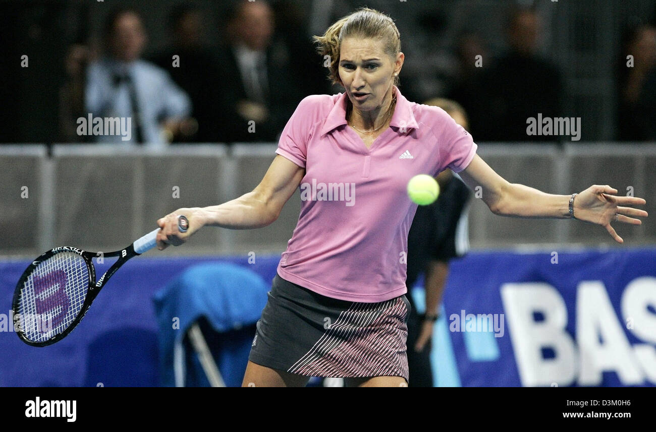 (Dpa) - Ex world class tennis pro tedesco Steffi Graf colpisce un diretti durante un match di esibizione vs argentini Gabriela Sabatini al SAP Arena di Mannheim, Germania, 15 ottobre 2005. L ex leader del mondo WTA Ranking list e il suo rivale longtime dall Argentina affacciate 40 volte sul WTA ProTour. 29 volte ha vinto il tedesco nato a Bruehl che vive con il suo famil Foto Stock