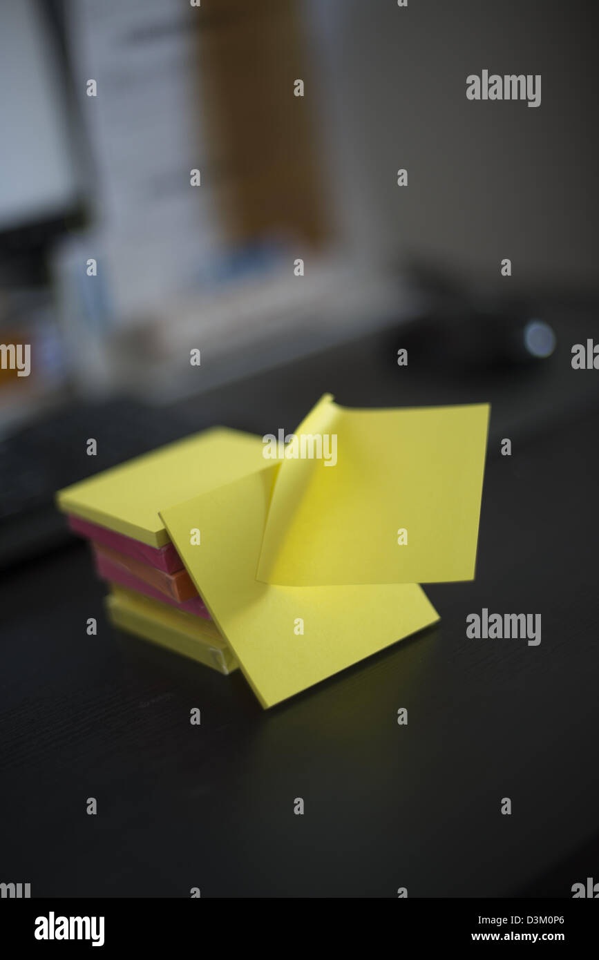 Pila di post-it in diversi colori Foto Stock