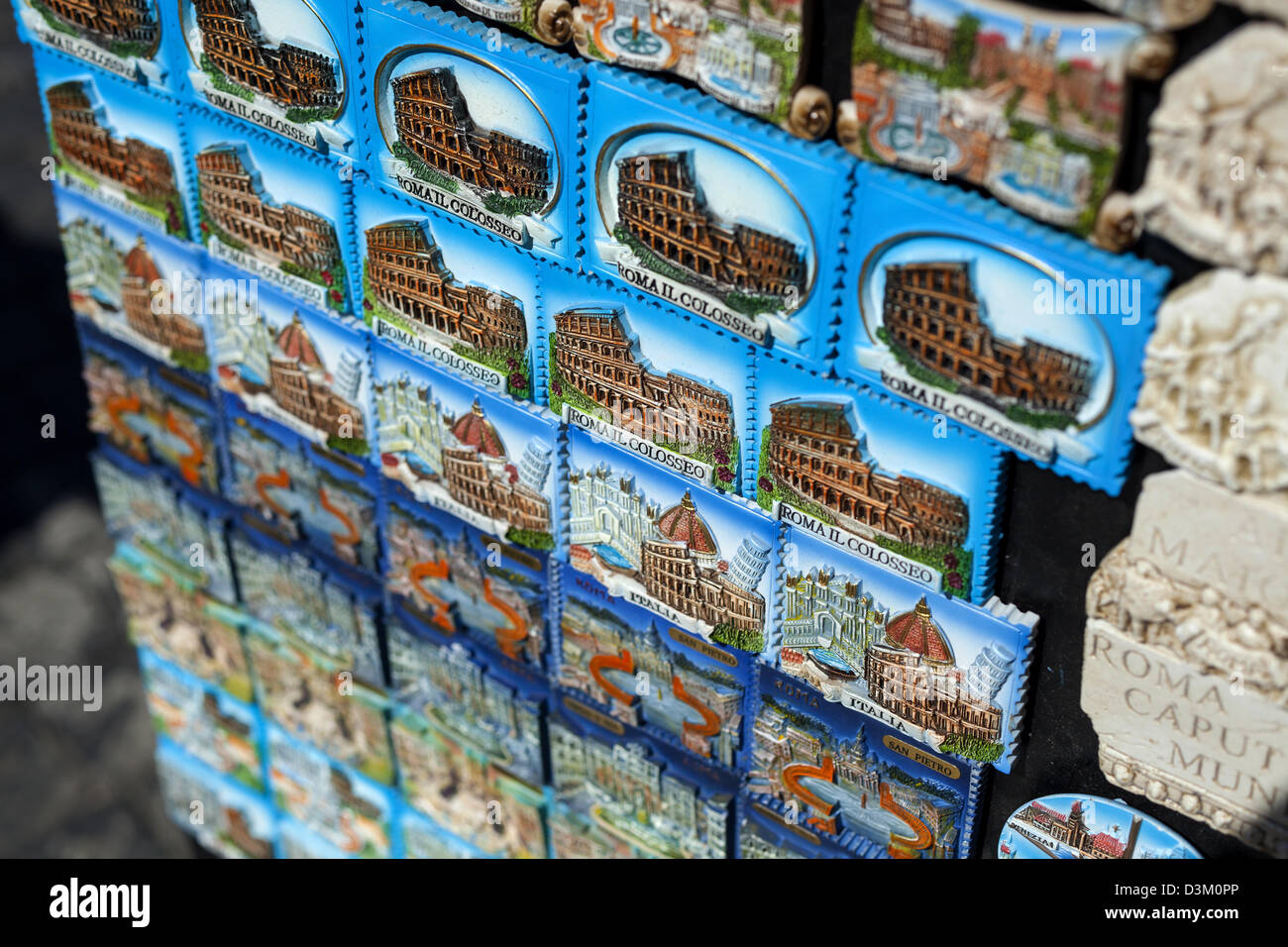 Appiccicoso frigo souvenir magnete sulla bancarella vendendo ai turisti vicino al forum di Roma Foto Stock