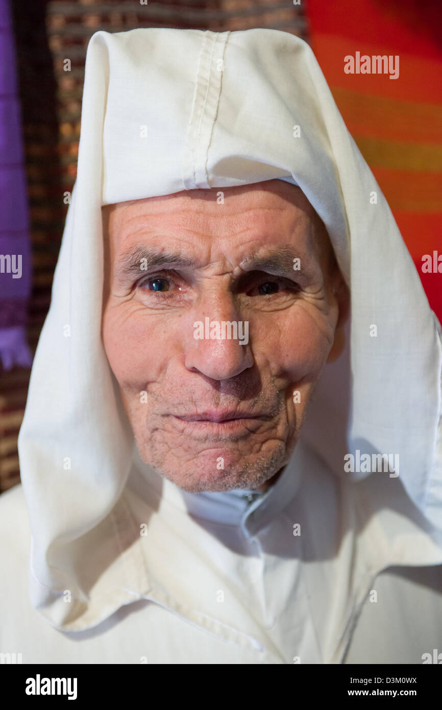 Il vecchio uomo in una veste bianca nella Medina di Fez, Marocco Foto Stock