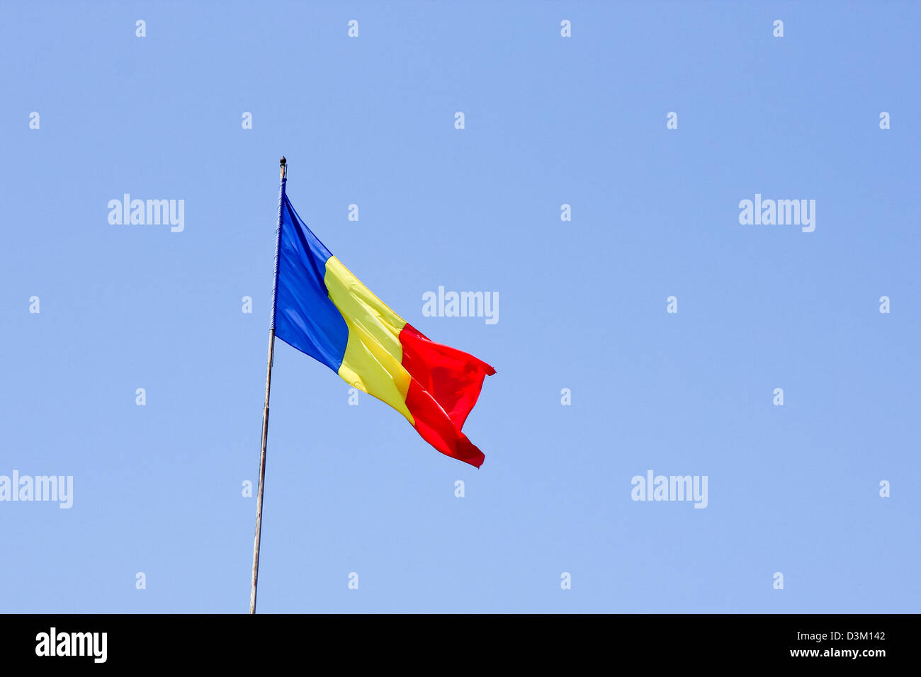 Bandiera rumena contro il cielo blu Foto Stock