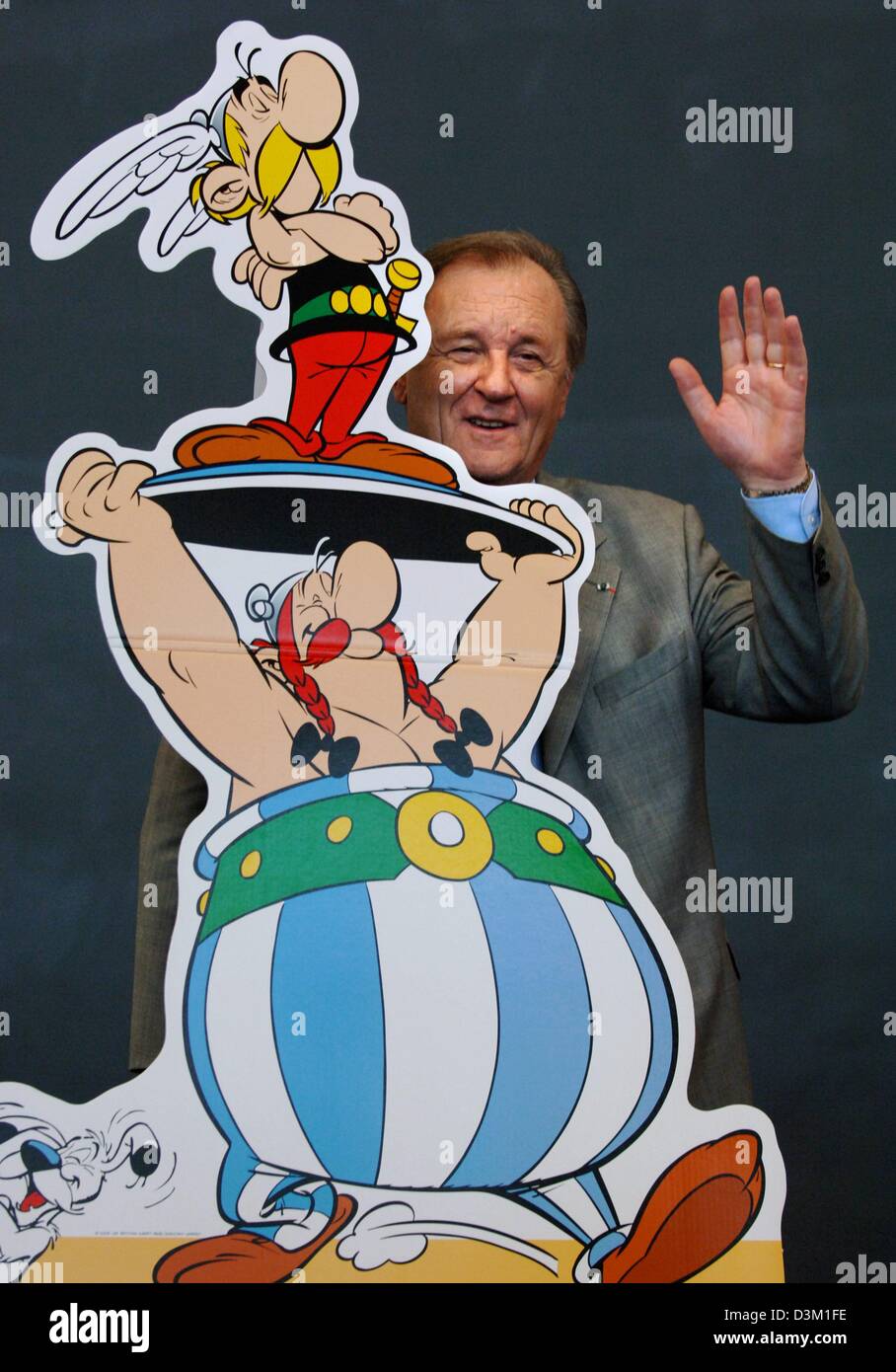 (Dpa) - illustratore francese Albert Uderzo sta dietro la messa a bordo del suo mondo famoso comico heros Asterix e Obelix alla fiera del libro di Francoforte, Germania, Venerdì, 21 ottobre 2005. Xxxiii volume è stato pubblicato nel mese di settembre di quest'anno intitolata "Gallia in pericolo". Più di 7 mila case editrici di tutto il mondo stanno presentando le loro ultime pubblicazioni e classic prenota rilascia Foto Stock