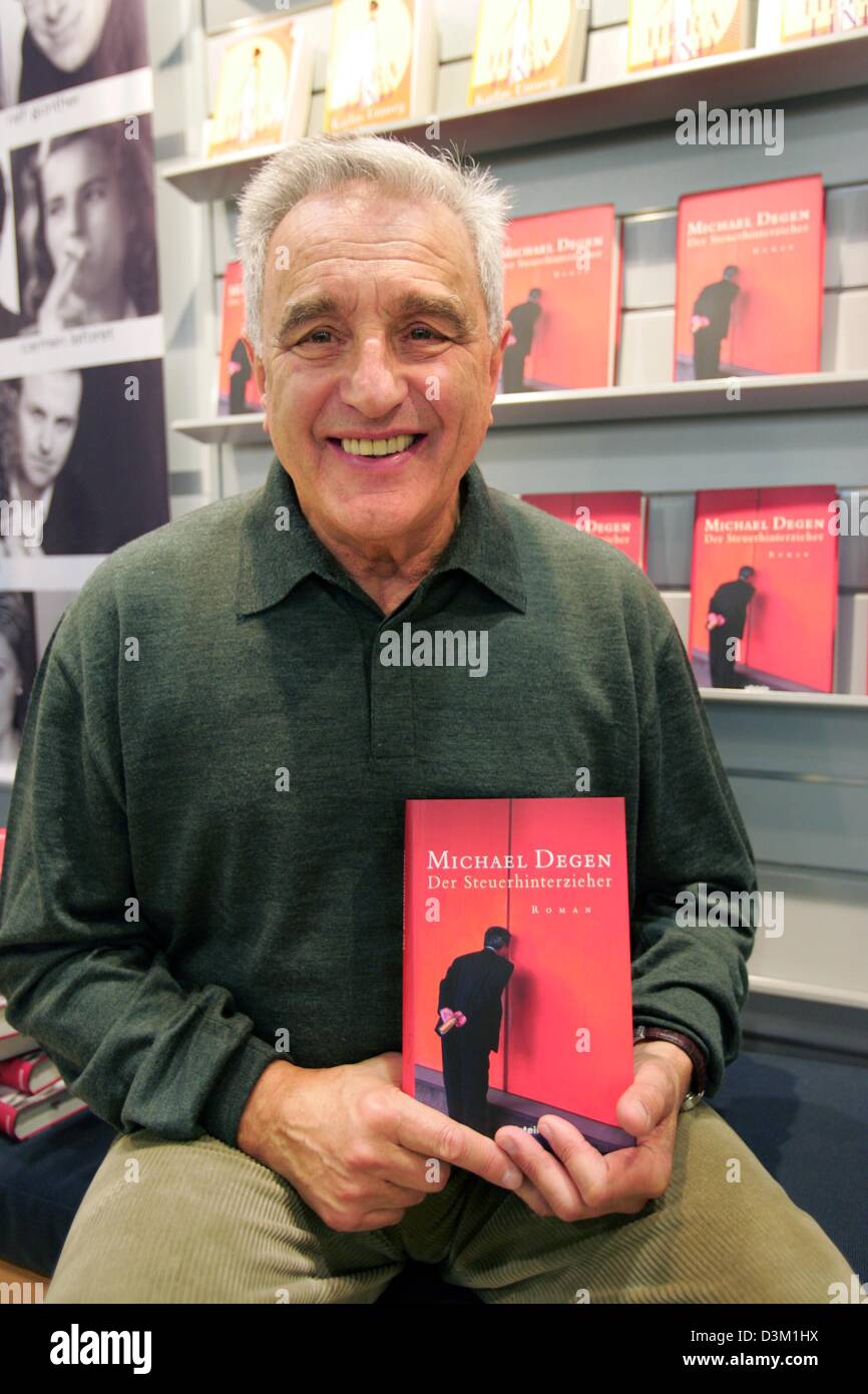 (Dpa) - attore tedesco e scrittore Michael Degen sorrisi come egli presenta il suo nuovo romanzo "L'imposta evader' alla fiera internazionale del libro di Francoforte, Germania, 20 ottobre 2005. Foto: Uwe Zucchi Foto Stock