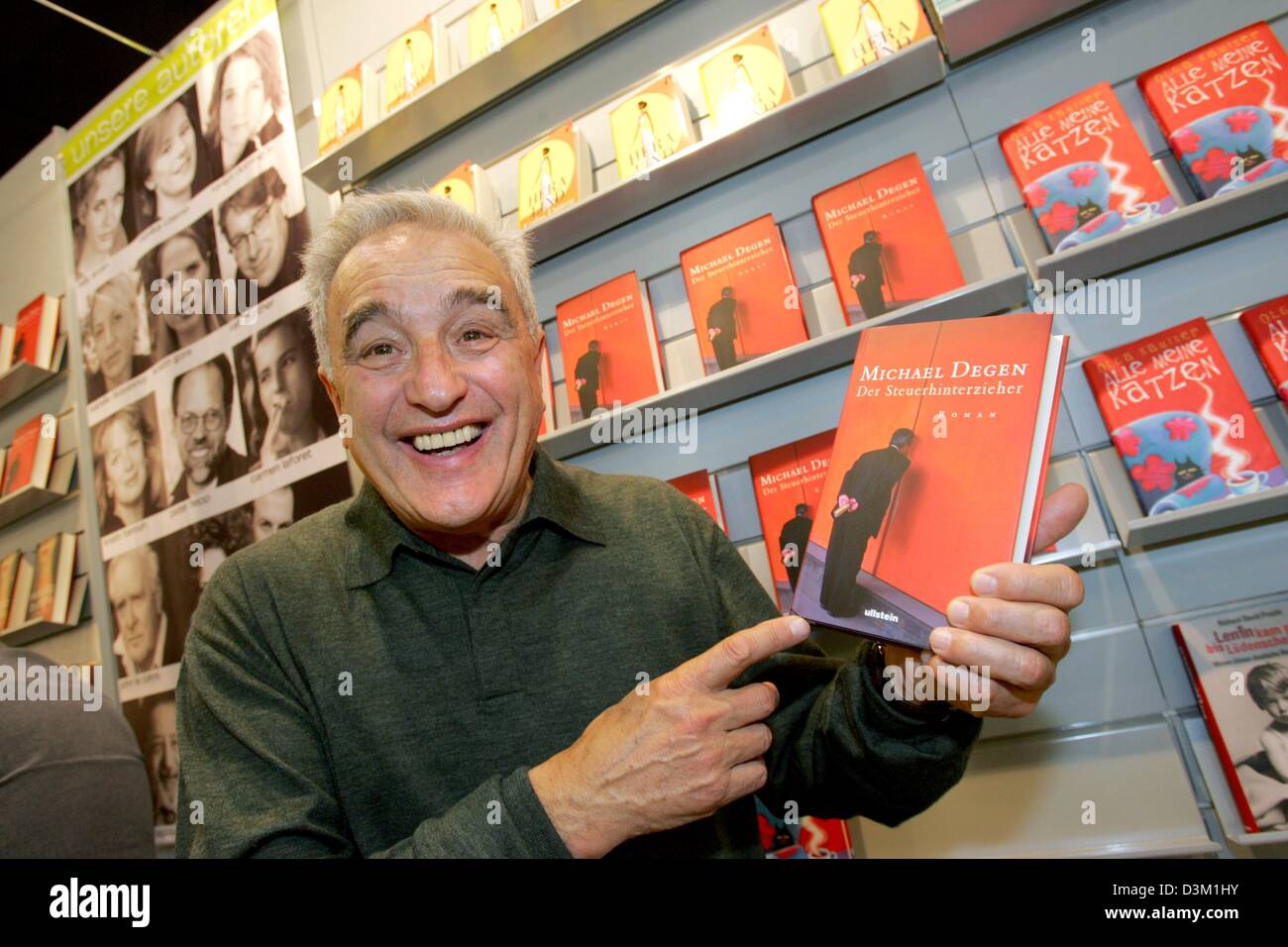 (Dpa) - attore tedesco e scrittore Michael Degen sorrisi come egli punti al suo nuovo romanzo "L'imposta evader' alla fiera internazionale del libro di Francoforte, Germania, 20 ottobre 2005. Foto: Uwe Zucchi Foto Stock
