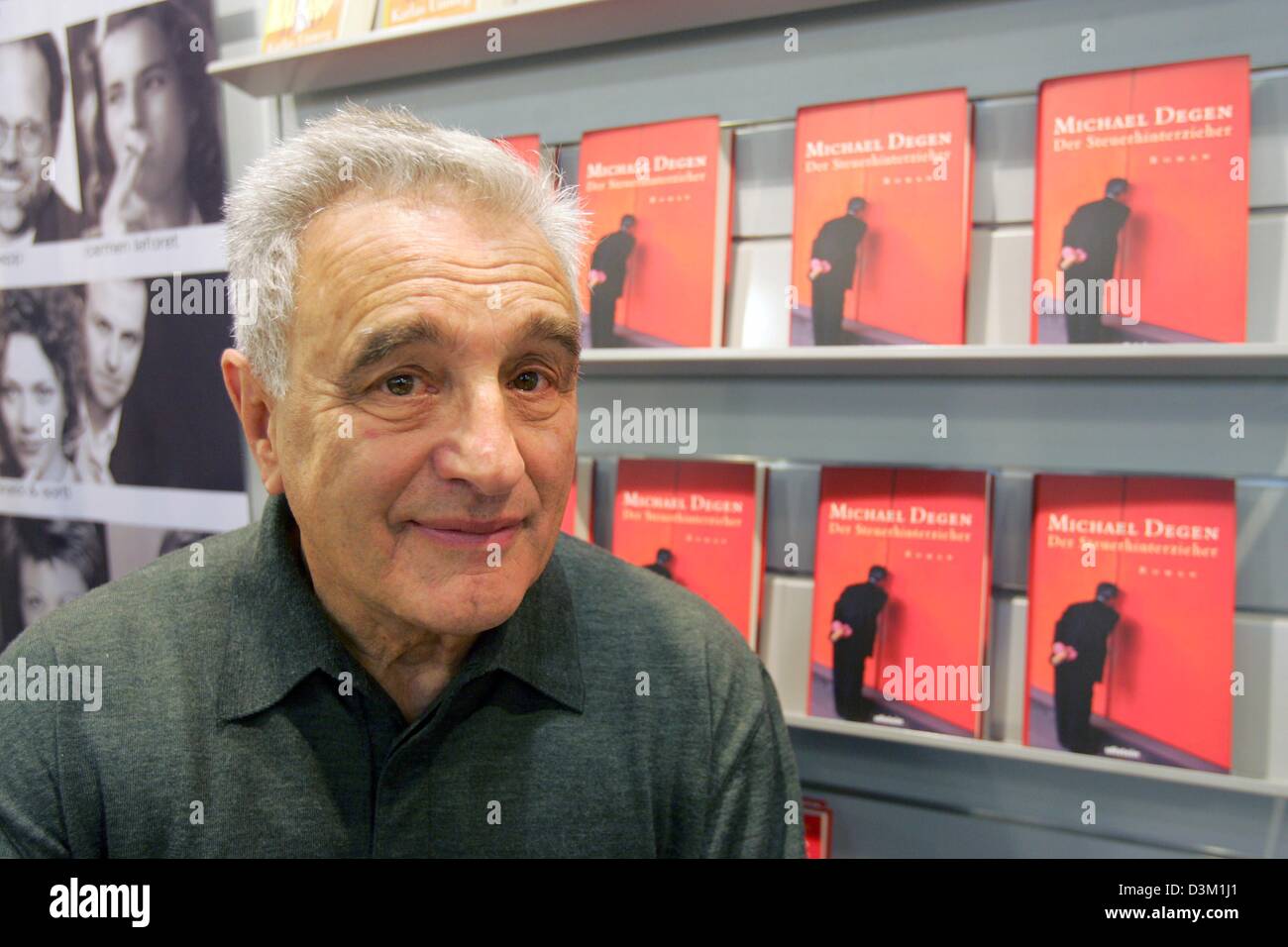 (Dpa) - attore tedesco e scrittore Michael Degen sorrisi come egli si trova di fronte dei ripiani con il suo nuovo libro "L'imposta evader' alla fiera internazionale del libro di Francoforte, Germania, 20 ottobre 2005. Foto: Uwe Zucchi Foto Stock