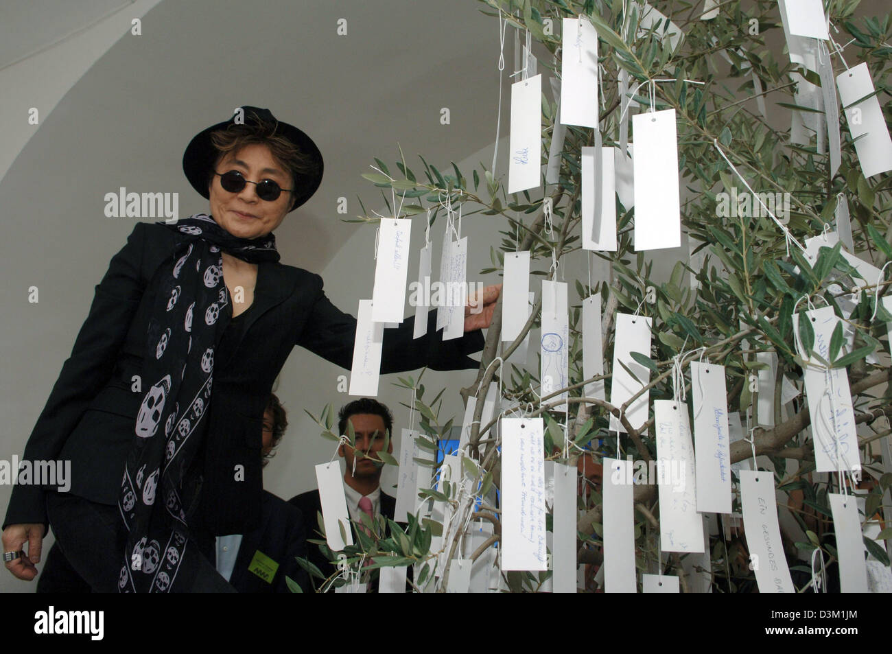 (Dpa) - Yoko Ono (72), vedova di ex cantante dei Beatles John Lennnon, attribuisce un desiderio lettera su una sua installazione intitolata 'auguriamo la pace' presso il Museo di Arte Moderna di Passau, Germania, sabato, 22 ottobre 2005. L'artista sta visitando la sua mostra, che markes secondo gli organizzatori il primo completo Yoko-Ono restrospective in Germania, con circa 120 fotografie, installa Foto Stock