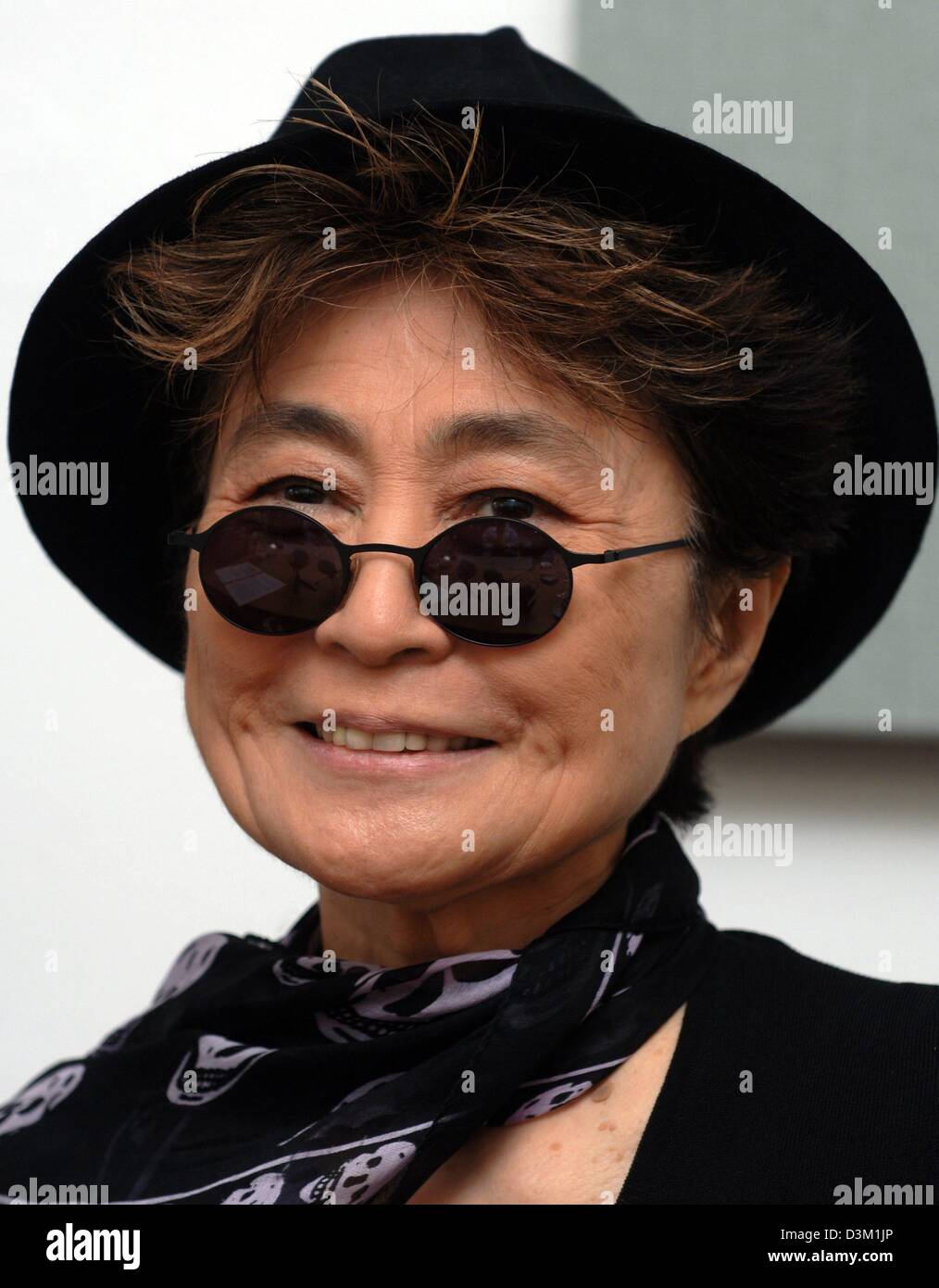 (Dpa) - Yoko Ono (72), vedova di ex cantante dei Beatles John Lennnon, sorrisi come lei prende parte in una pressa confernece presso il Museo di Arte Moderna di Passau, Germania, sabato, 22 ottobre 2005. L'artista sta visitando la sua mostra, che markes secondo gli organizzatori il primo completo Yoko-Ono restrospective in Germania, con circa 120 fotografie, installazioni, film e Foto Stock