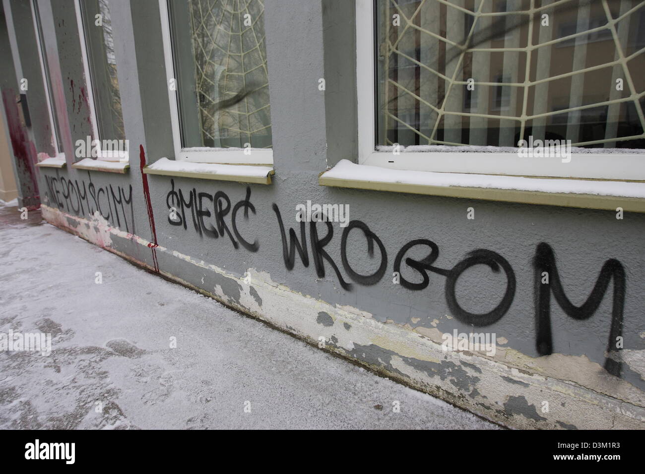 Gdynia, Polonia 21st, febbraio 2013 sinistra Alliance party (SLD) euro-depty Joanna Senyszyn dell'ufficio a Gdynia attaccato con vernice rossa. Aggressori sconosciuti anche verniciato iscrizione la morte per la patria dei traditori. Foto Stock