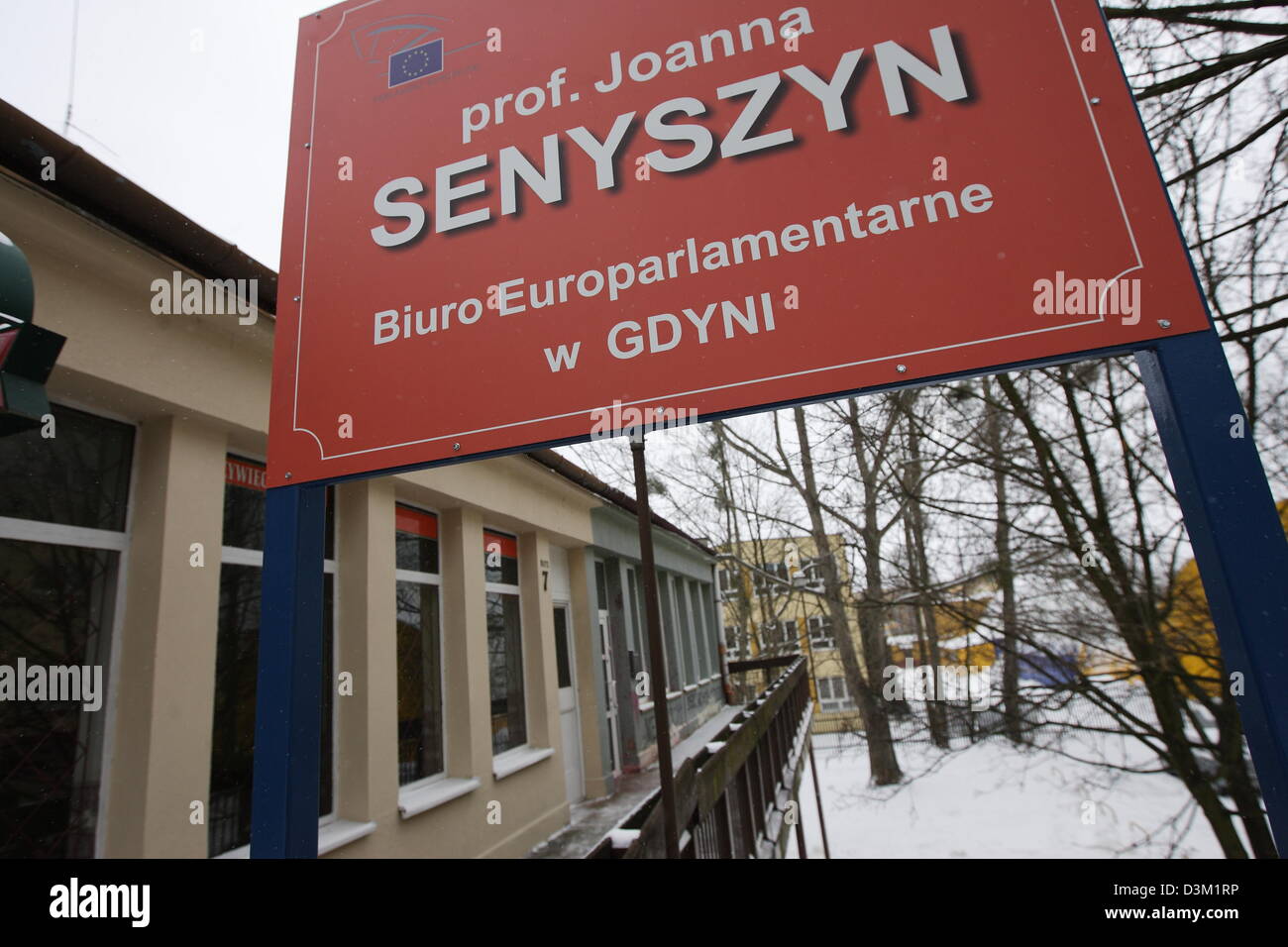 Gdynia, Polonia 21st, febbraio 2013 sinistra Alliance party (SLD) euro-depty Joanna Senyszyn dell'ufficio a Gdynia attaccato con vernice rossa. Aggressori sconosciuti anche verniciato iscrizione la morte per la patria dei traditori. Foto Stock