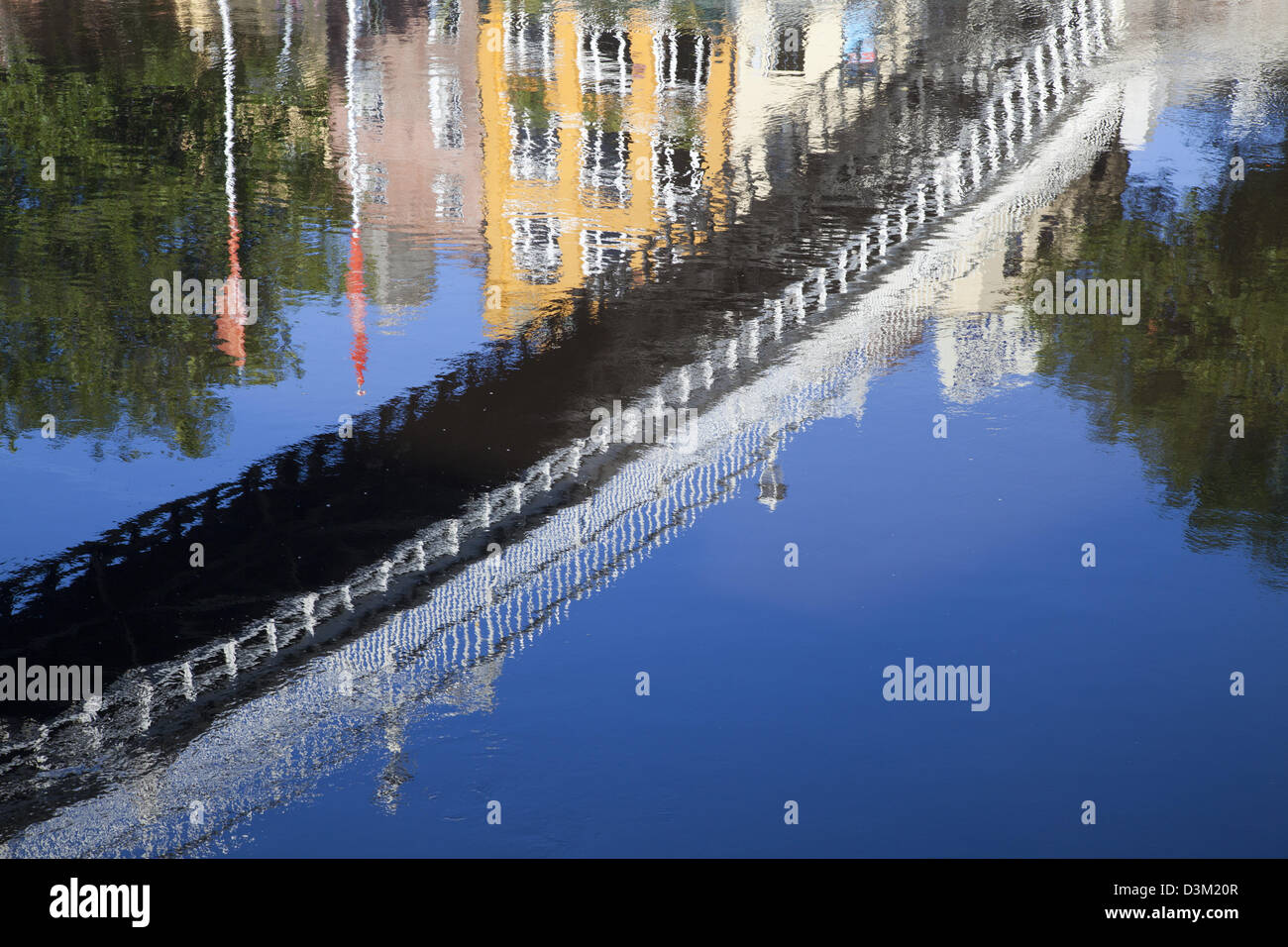 La riflessione di Ha'penny Bridge nel fiume Liffey, Dublin city, nella contea di Dublino, Irlanda. Foto Stock