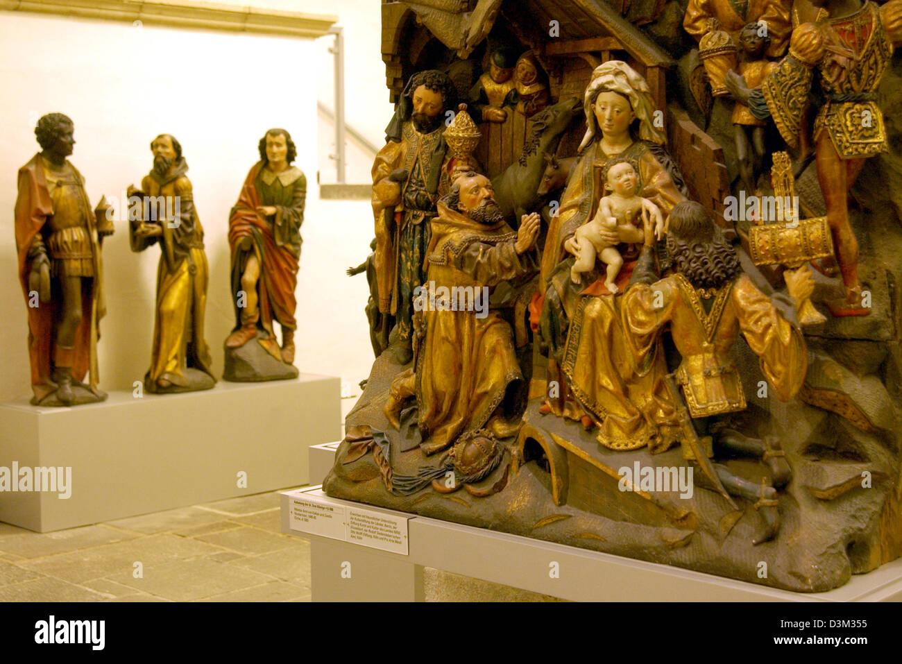 (Dpa) - l'immagine mostra "L'adorazione dei Magi" e unico di statue di 'i tre Re Magi" (L) all'Schnuetgen Museum di Colonia, Germania, 21 ottobre 2005. Cupola Alexander capitolare Schnuetgen (1843-1918) di cui la base di questa collezione di arte cristiana dal Medioevo al XIX secolo che ha donato alla città di Colonia nel 1906. Il museu Schnuetgen Foto Stock