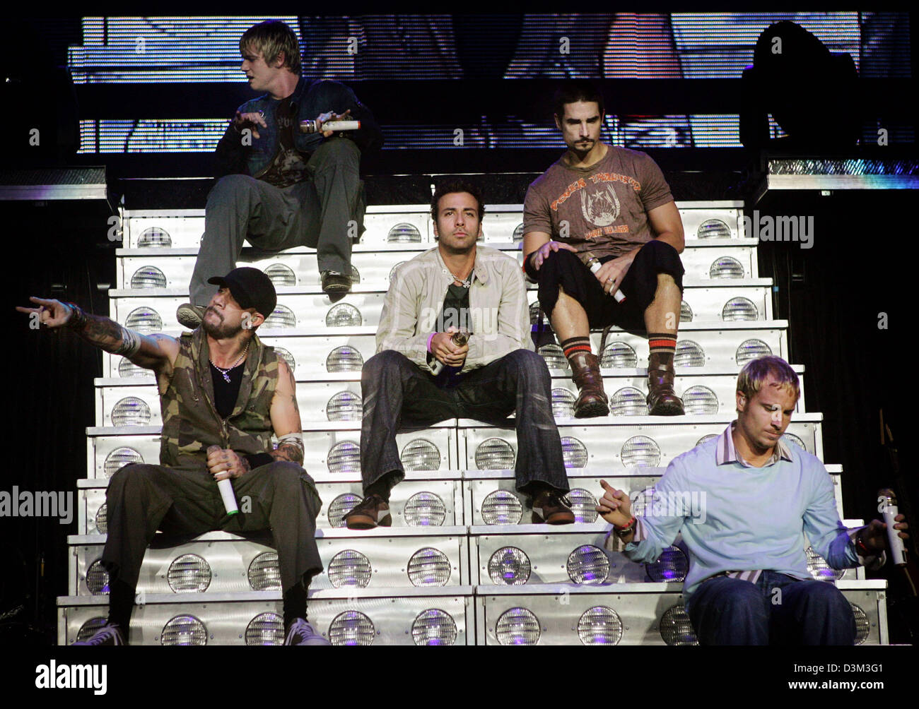 (Dpa) file - i Backstreet Boys eseguire presso Hartwall Arena di Helsinki, Finlandia, 02 ottobre 2005. Il boygroup include "Kevin' Scott Richardson, "Brian' Thomas Literll, "A.J." Alexander James McLean, "Howie' Howard Dorough e "Nick" Nicholas Gene Carter. Foto: Lehtikuva Ulander Foto Stock