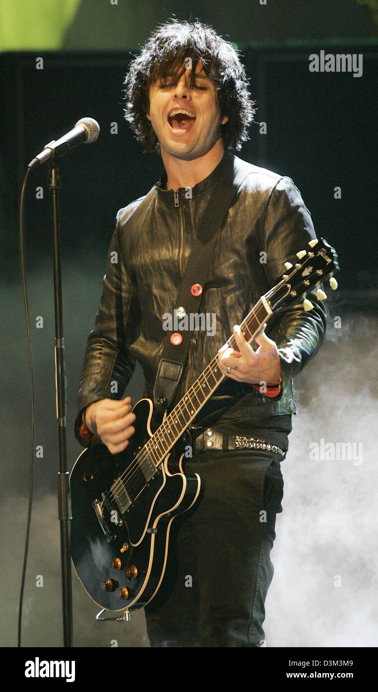 (Dpa) - Billie Joe Armstrong, 'Giornata verde' cantante leader, esegue il 'Wake Me Up quando settembre termina' durante il tedesco TV show "Wetten Dass,...?" ("scommettere che...?") a Mannheim, Germania, 05 novembre 2005. Foto: Ronald Wittek Foto Stock