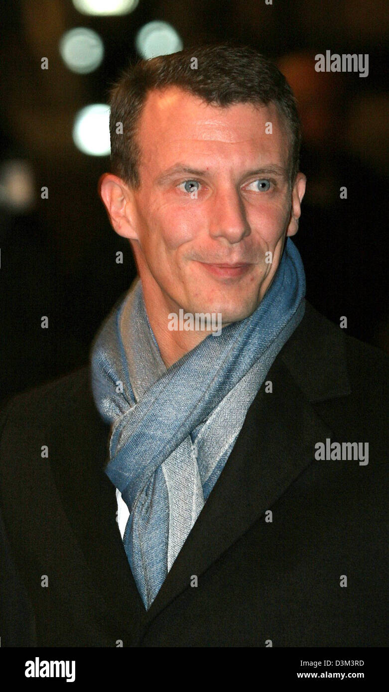 (Dpa) - Il Principe Joachim di Danimarca arriva in occasione della Norvegia la coppia reale visita di stato al Royal Theatre di Copenhagen, Danimarca, lunedì 7 novembre 2005. (Paesi Bassi) Foto: Albert Nieboer Foto Stock