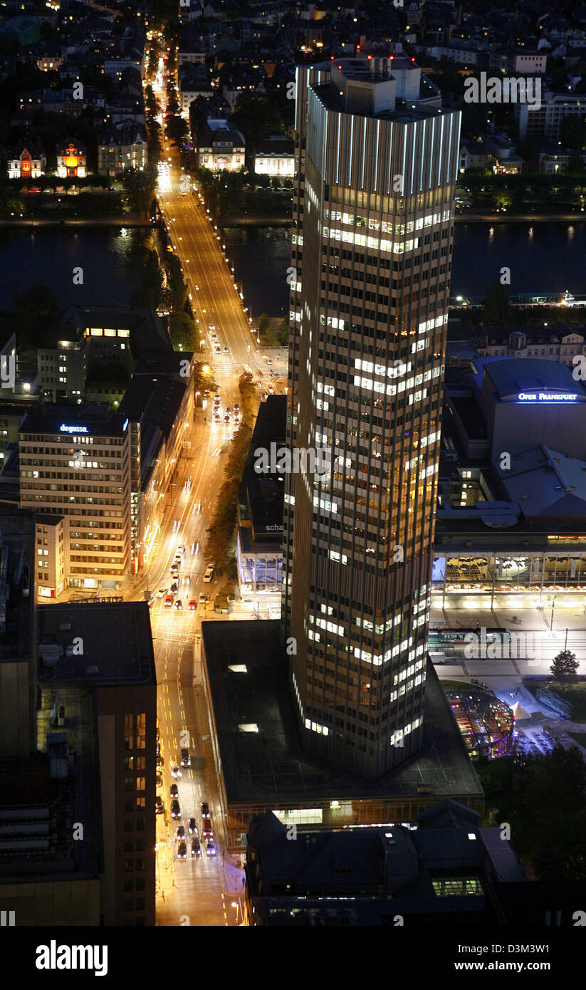 (Dpa) - Una vista dell'ufficio illuminato elevato aumento della Banca centrale europea (BCE) di Francoforte, Germania, 30 settembre 2005. Foto: Frank Rumpenhorst Foto Stock
