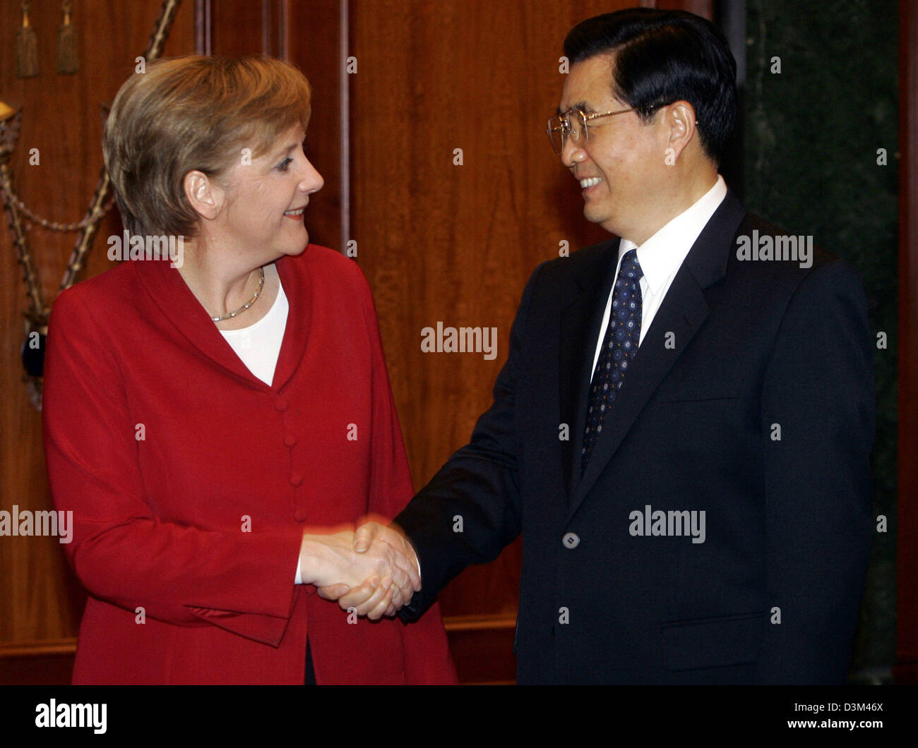 Designato dal Cancelliere tedesco e CDU presidentessa Angela Merkel accoglie il presidente cinese Hu Jintao per una conversazione a Berlino, Germania, venerdì 11 novembre 2005. Hu spende una tre giorni di visita di Stato in Germania. Foto Stock