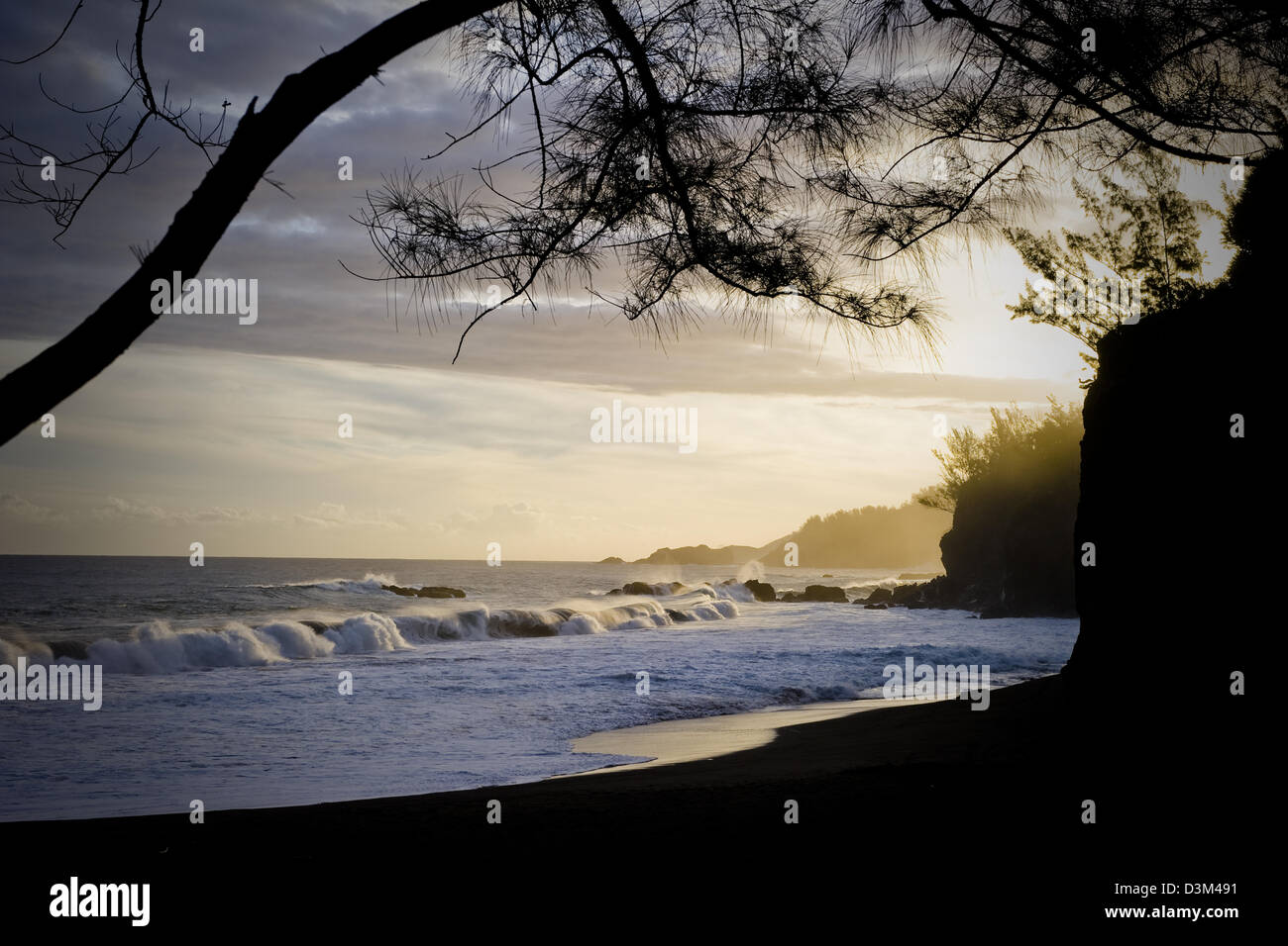 Nero insenatura di sabbia al tramonto, a est di Palm Hotel, Petit Ile, a sud dell'isola di Reunion, Francese, Oceano Indiano Foto Stock