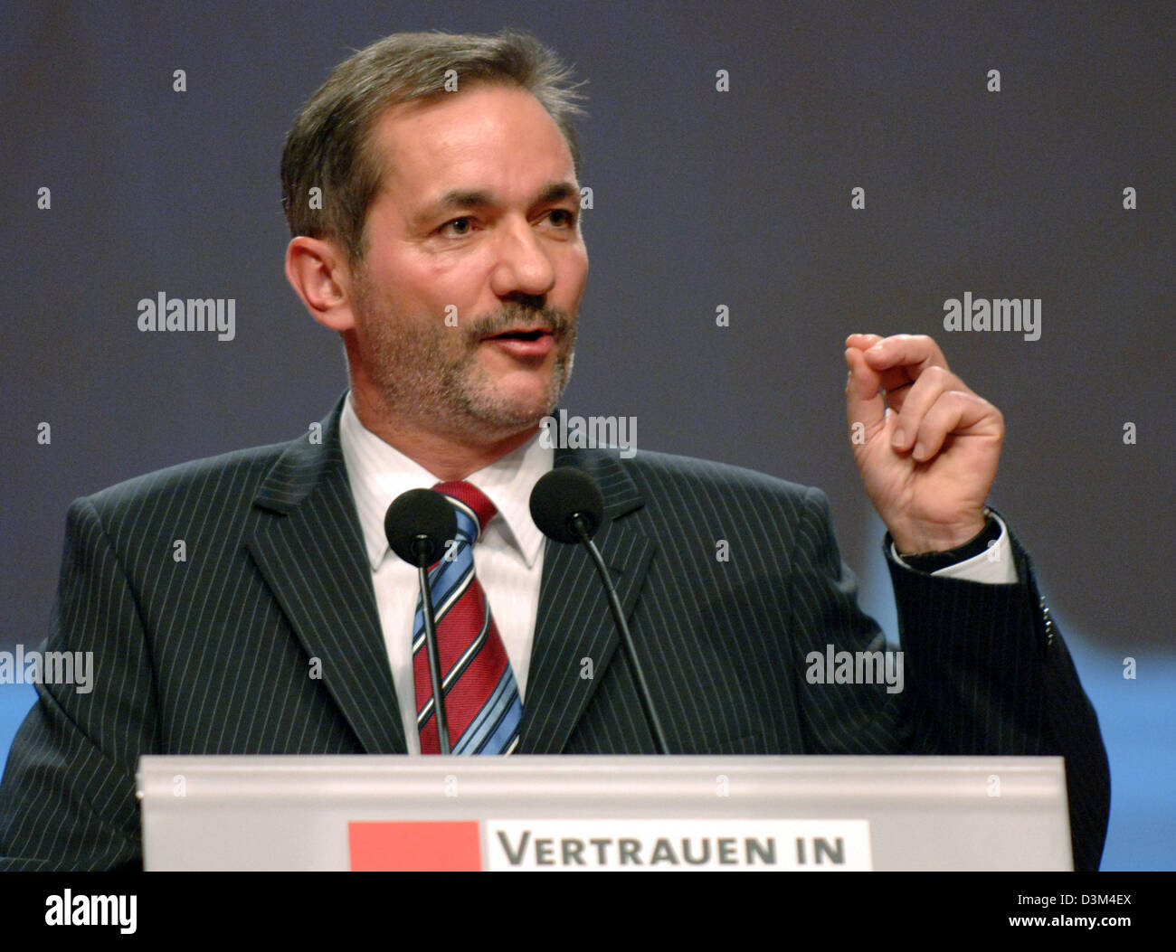 (Dpa) - Nuovo eletto presidente del Socialdemocrats (SPD) Matthias Platzeck parla ai delegati della SPD congresso di Karlsruhe in Germania, martedì 15 novembre 2005. Platzeck è stato eletto con una maggioranza schiacciante del 99,4 per cento dei voti. Foto: Bernd Weissbrod Foto Stock