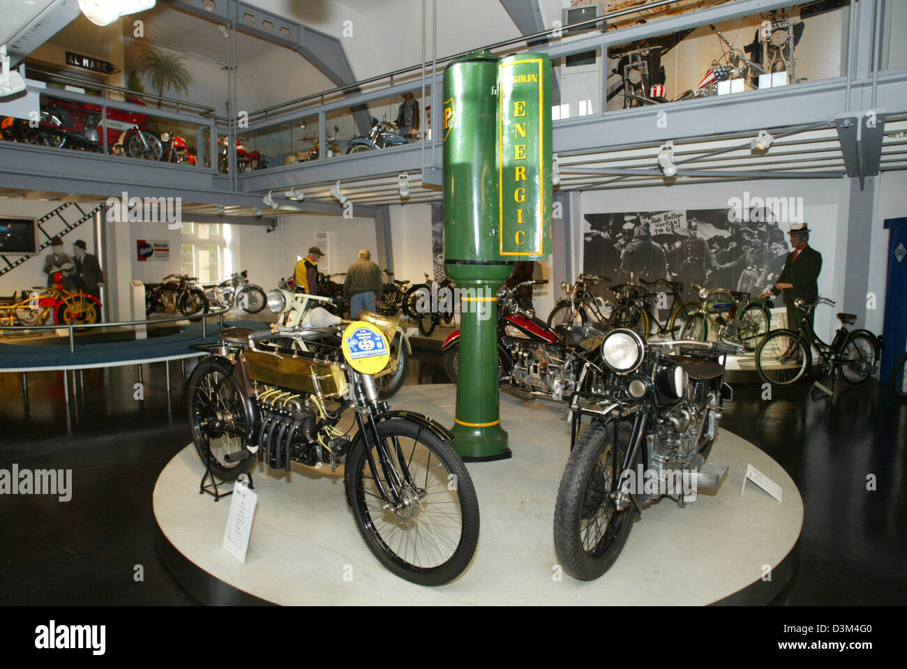 (Dpa) - Visitatori (L, indietro) passeggiare lungo le gallerie dotate di biciclette e motocicli a 'Zweirad Museum', museo per veicoli a due ruote, in Neckarsulm, Germania, 07 novembre 2005. Secondo il management, il museo, che è stato inaugurato nel 1956, ospita la più grande collezione storica di veicoli a due ruote in Germania con circa 400 presenta. Foto: Harry Melchert Foto Stock