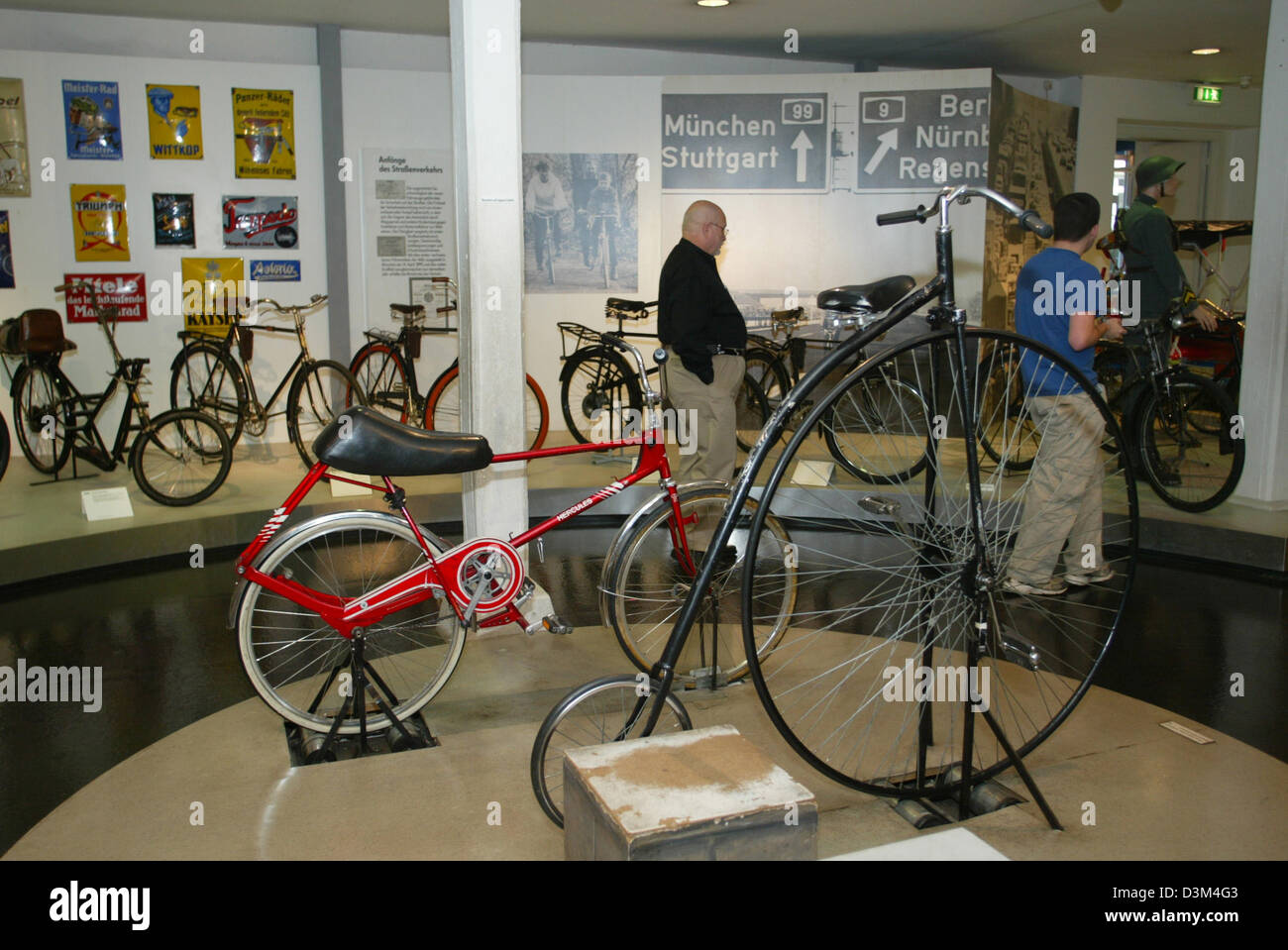 (Dpa) - visitatori a piedi pass mostrava le biciclette del 'Zweirad Museum', museo per veicoli a due ruote, in Neckarsulm, Germania, 07 novembre 2005. Secondo il management, il museo, che è stato inaugurato nel 1956, ospita la più grande collezione storica di veicoli a due ruote in Germania con circa 400 presenta. Foto: Harry Melchert Foto Stock