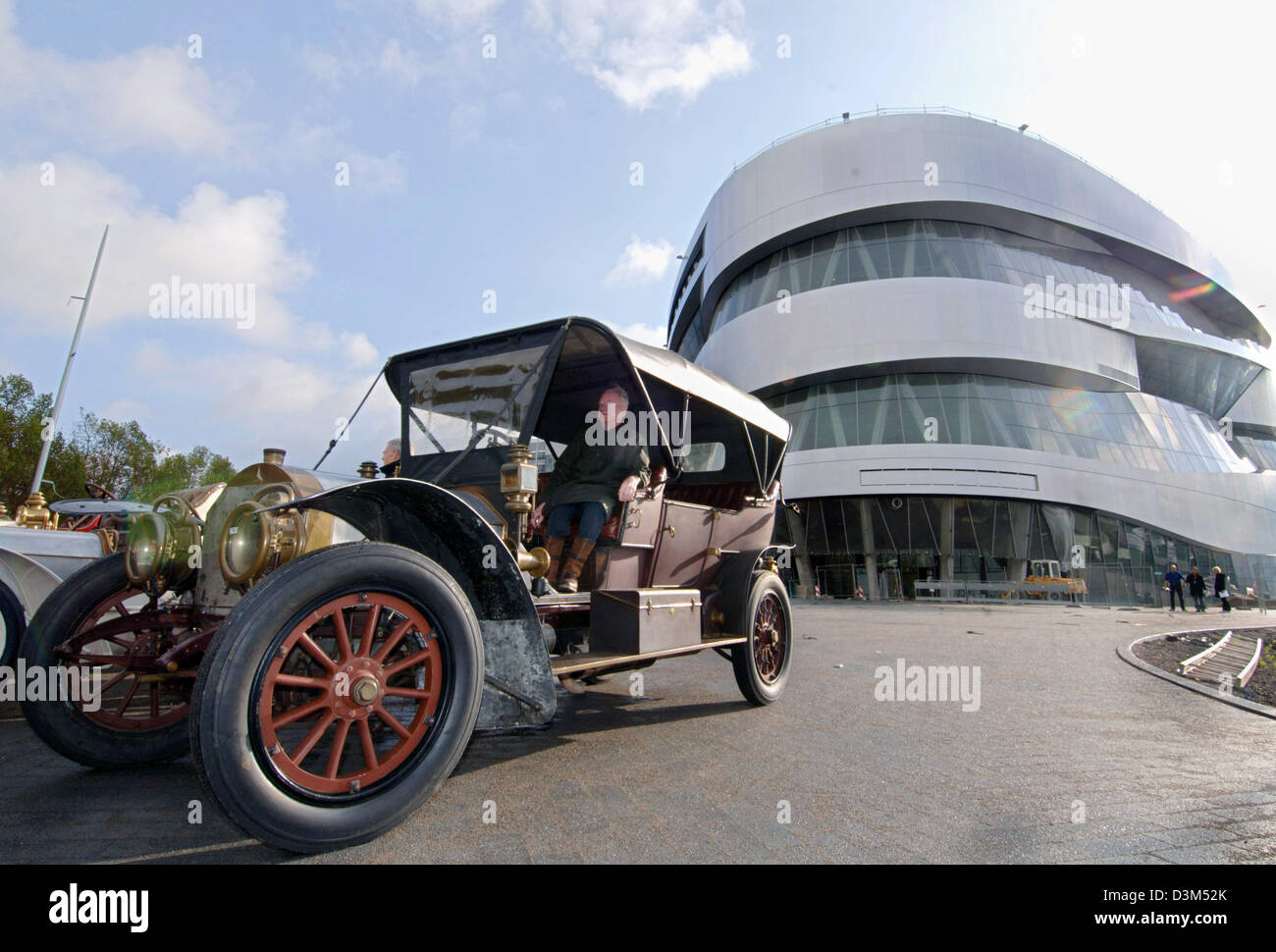 (Dpa) - una Mercedes Simplex auto d'epoca del 1909 si erge di fronte al nuovo Mercedes-Benz Museum di Stoccarda, Germania, Venerdì, 18 novembre 2005. Il privato di proprietà di auto è parte di una speciale mostra presso il museo e possono essere ammirati fino al 18 marzo 2006. Il Museo della Mercedes-Benz si prevede di aprire con 175 presenta in estate 2006. Foto: Bernd Weißbrod Foto Stock