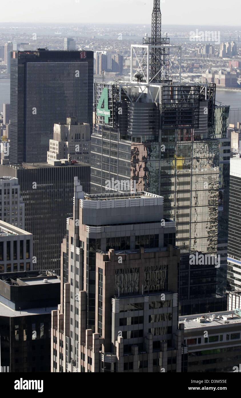 (Dpa) - Vista dal Rockefeller Center verso il Conde Nast Building a Times Square, con il fiume Hudson e New Jersey in background in New York, Stati Uniti d'America, 07 novembre 2005. Una piattaforma di osservazione che consiste di tre livelli di sicurezza con pannelli in vetro e over di una vista panoramica dal settantesimo piano era aperto presso la torre di Rockefeller Center all'inizio di novembre 2005. Pho Foto Stock