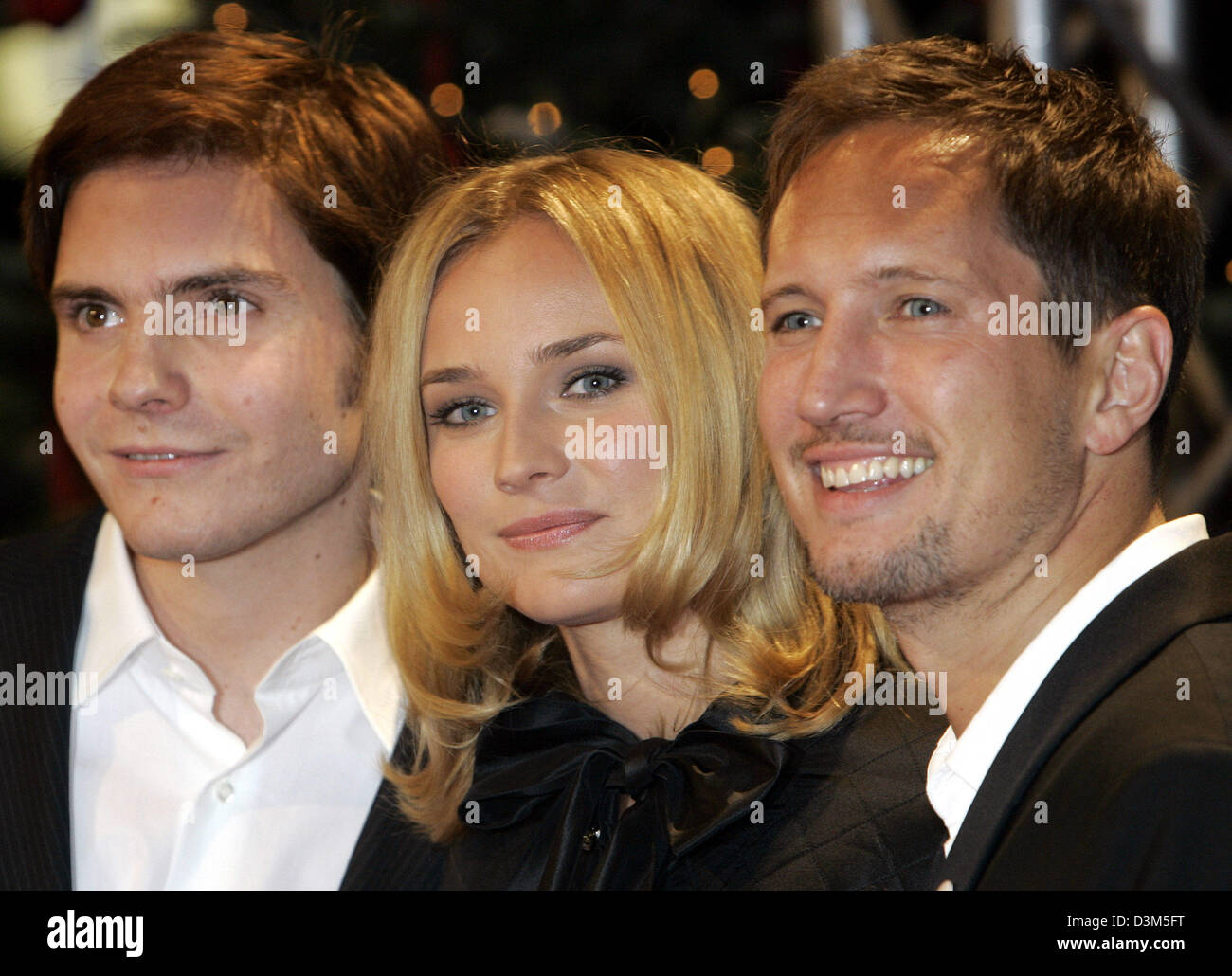 (Dpa) - attore tedesco Daniel Bruehl e i suoi colleghi Diane Krueger e Benno Fuerhmann (L-R) il sorriso a film evento premier per 'Buon Natale" di Berlino, Germania, Mercoledì 23 Novembre 2005. Il film presenta la storia vera di una spontanea armistizio tra francesi e soldati scozzesi durante la guerra di parola ho presso la frontiera occidentale nel dicembre 1914. Il film colpisce i teatri di 21 nov. Foto Stock