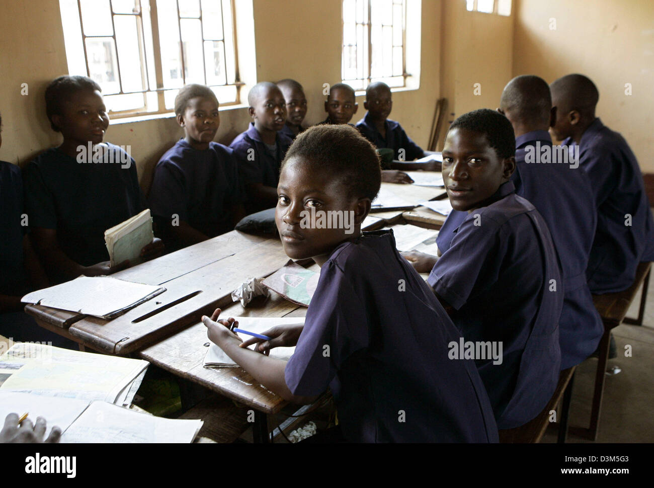 (Dpa) - l'immagine mostra i giovani studenti nelle loro classi a Emmersdale scuola di base in Lukasa, Zambia, 28 settembre 2005. La popolazione dello Zambia comprende 90 diversi gruppi etnici. Lo Zambia è uno dei paesi del mondo più gravemente effettuata dall'Aids-epidemia. Foto: Jens Kalaene Foto Stock